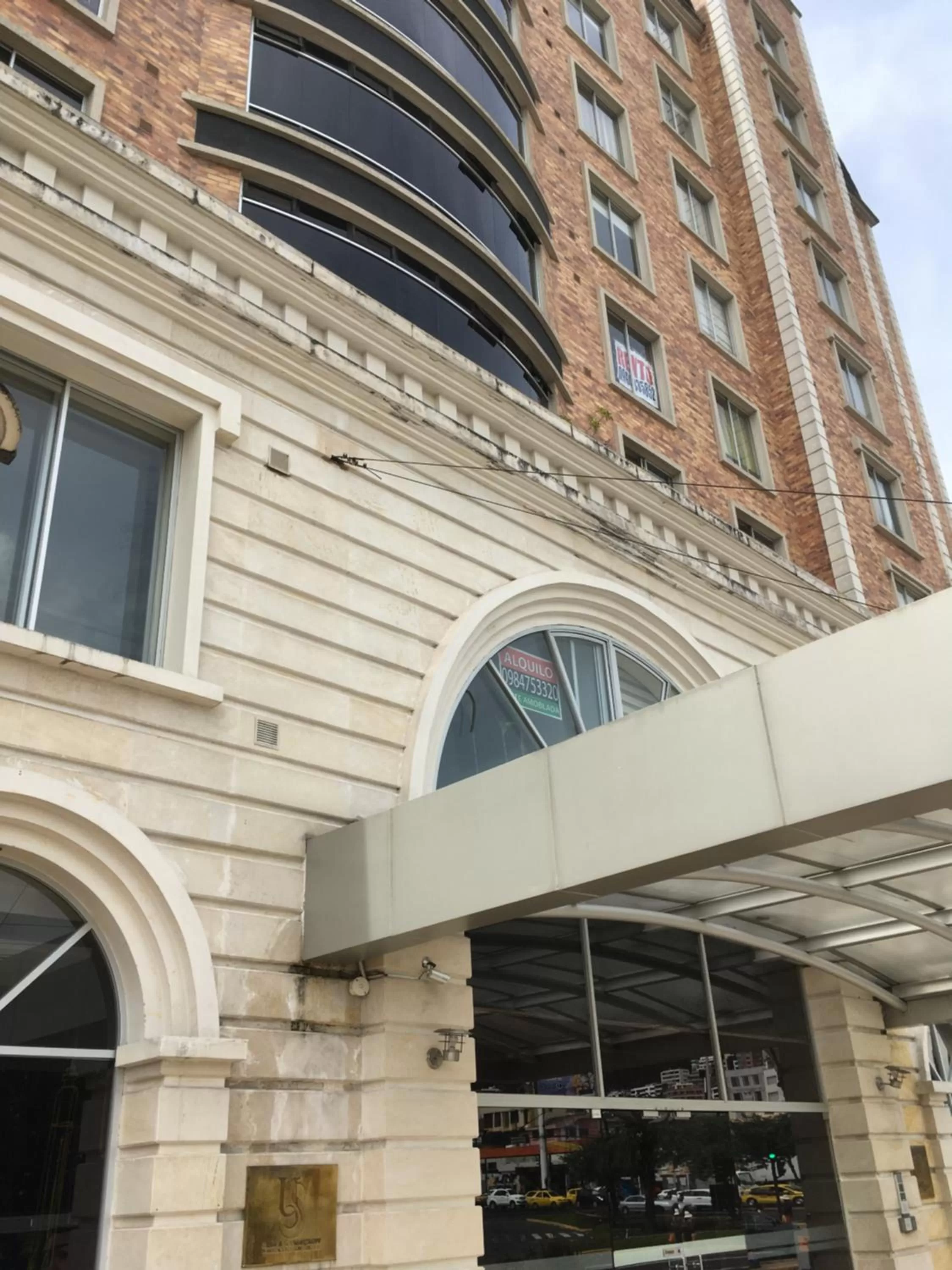 Facade/entrance, Property Building in Suites Parque Real