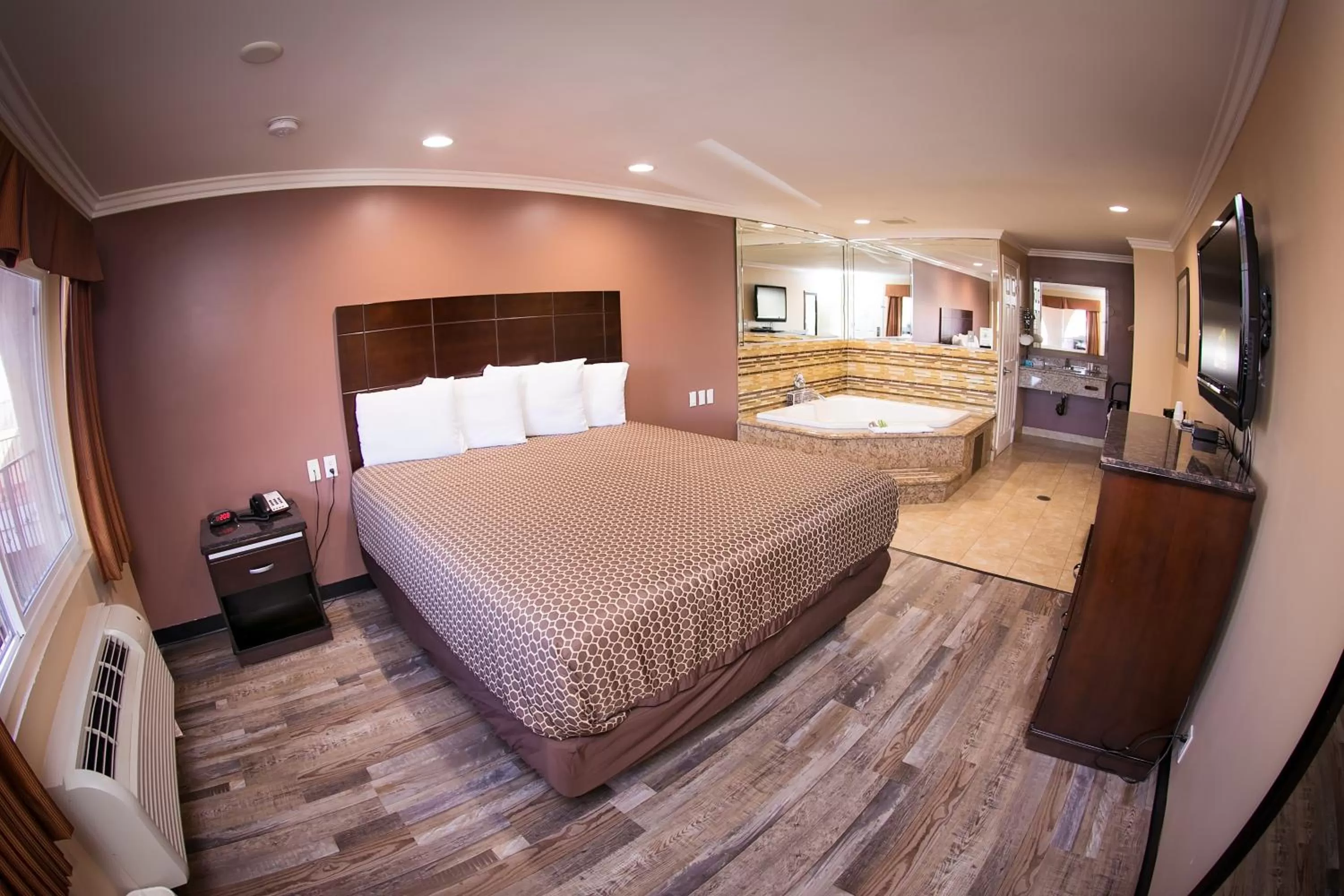 Spa and wellness centre/facilities, Bed in Rodeway Inn & Suites Bellflower