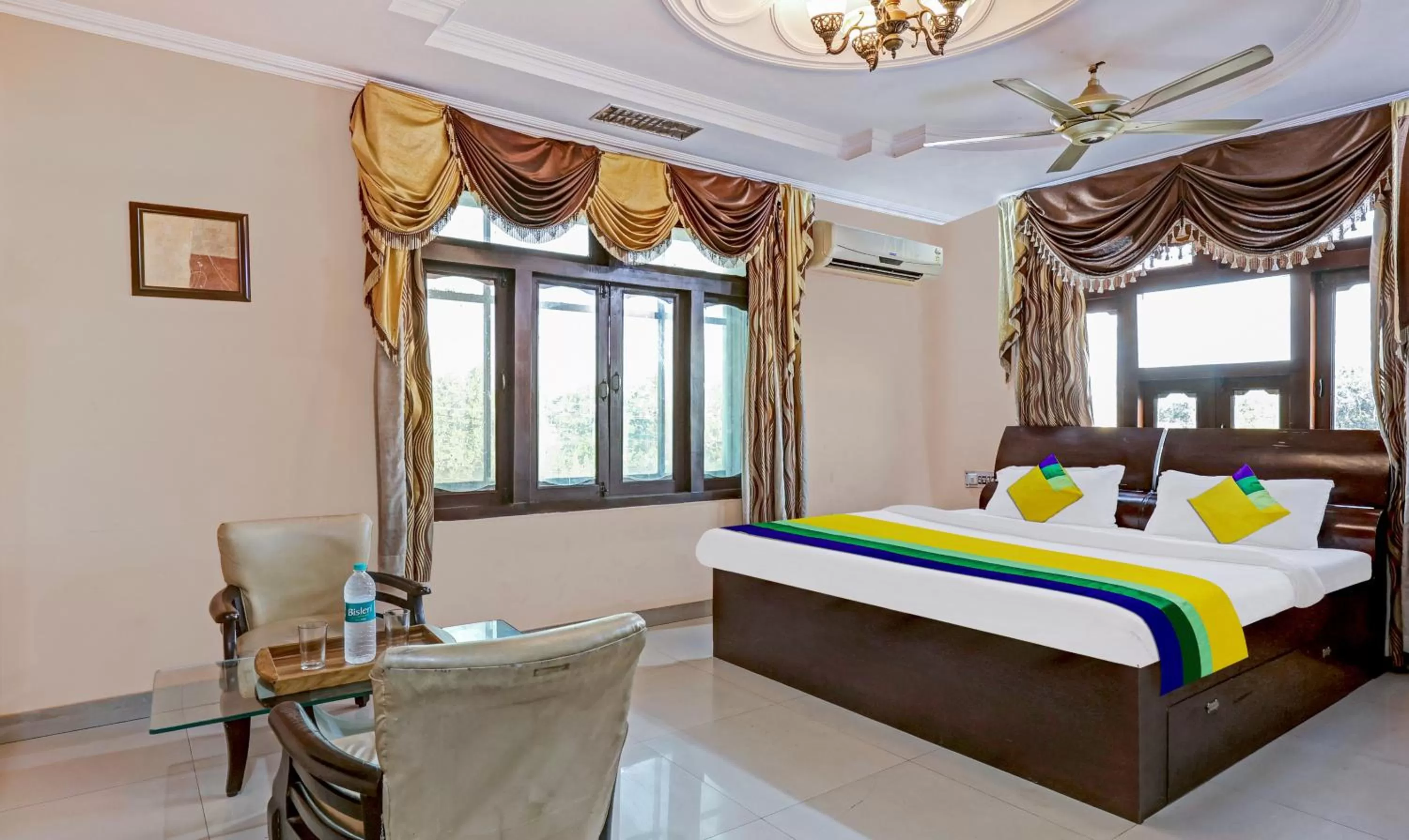 Bedroom in Itsy By Treebo - Friends