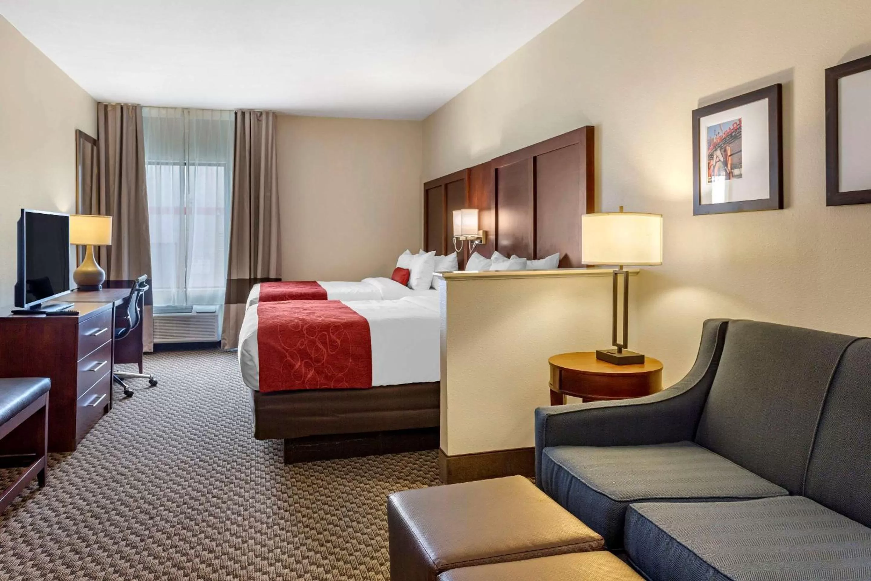 Photo of the whole room, Bed in Comfort Suites Cordova