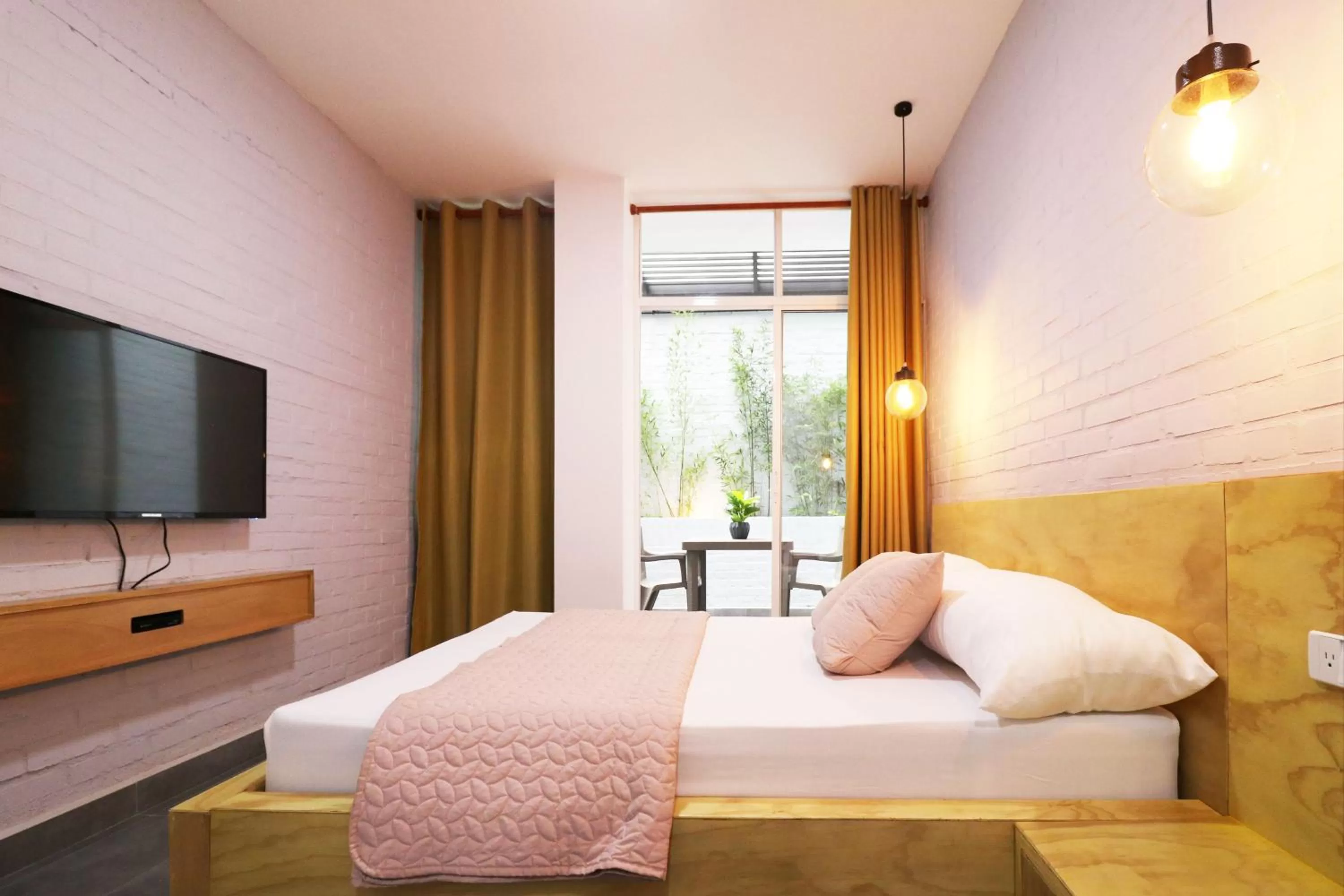 Bed in 554 Apartments