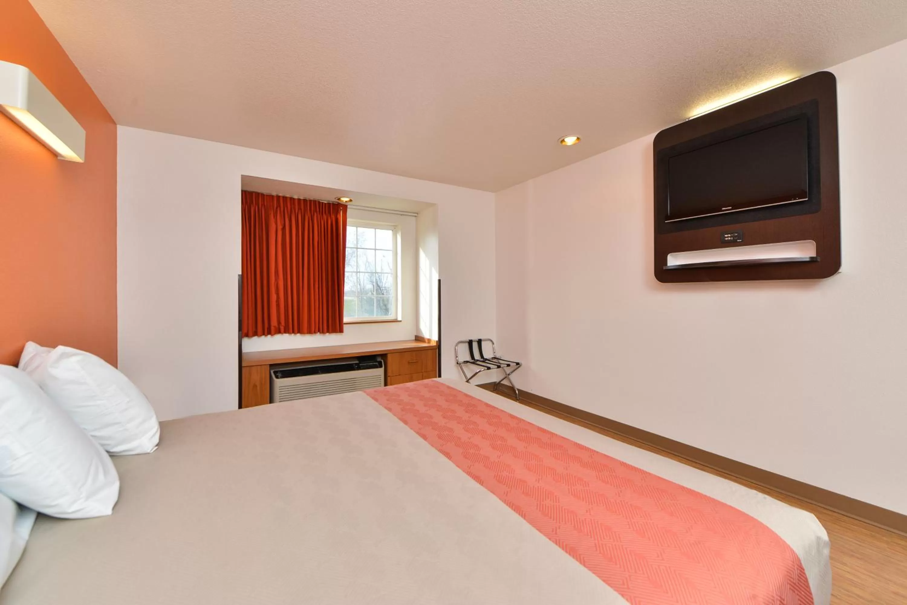 Bed in Motel 6-Meridian, ID - Boise W