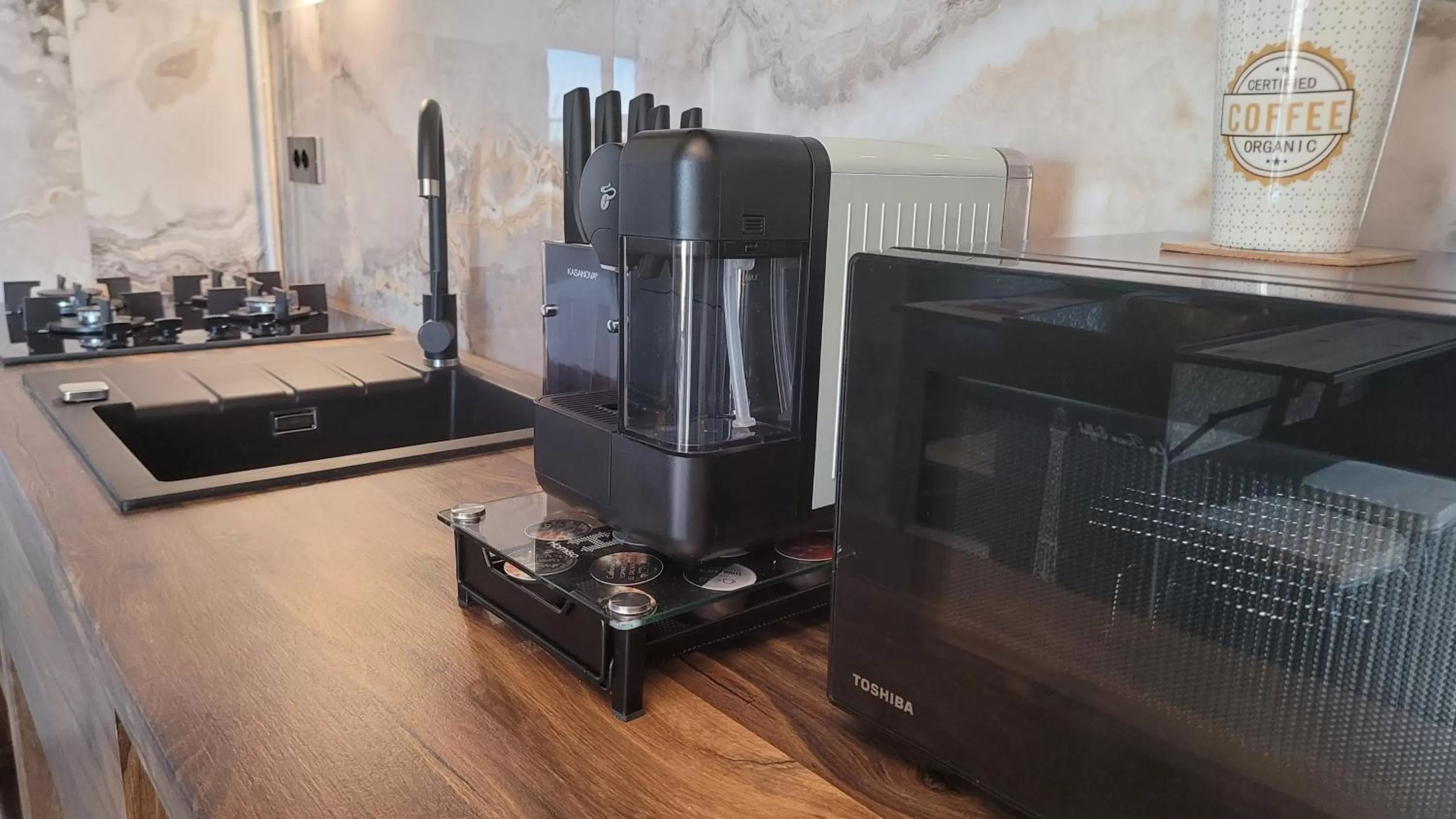 Coffee/tea facilities, TV/Entertainment Center in Terrace Suites Iasi