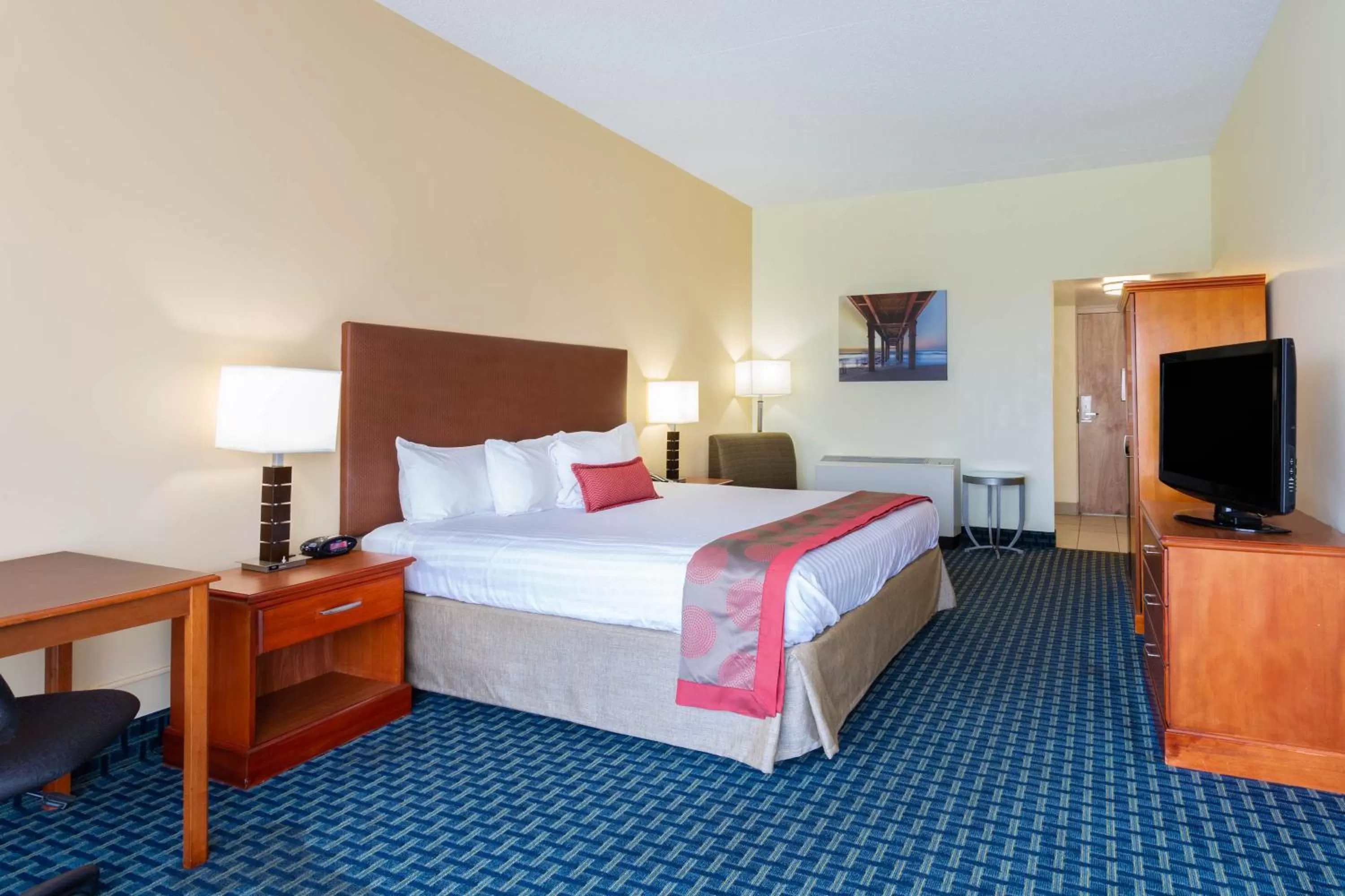 Bedroom, Bed in Ramada Plaza by Wyndham Virginia Beach Oceanfront