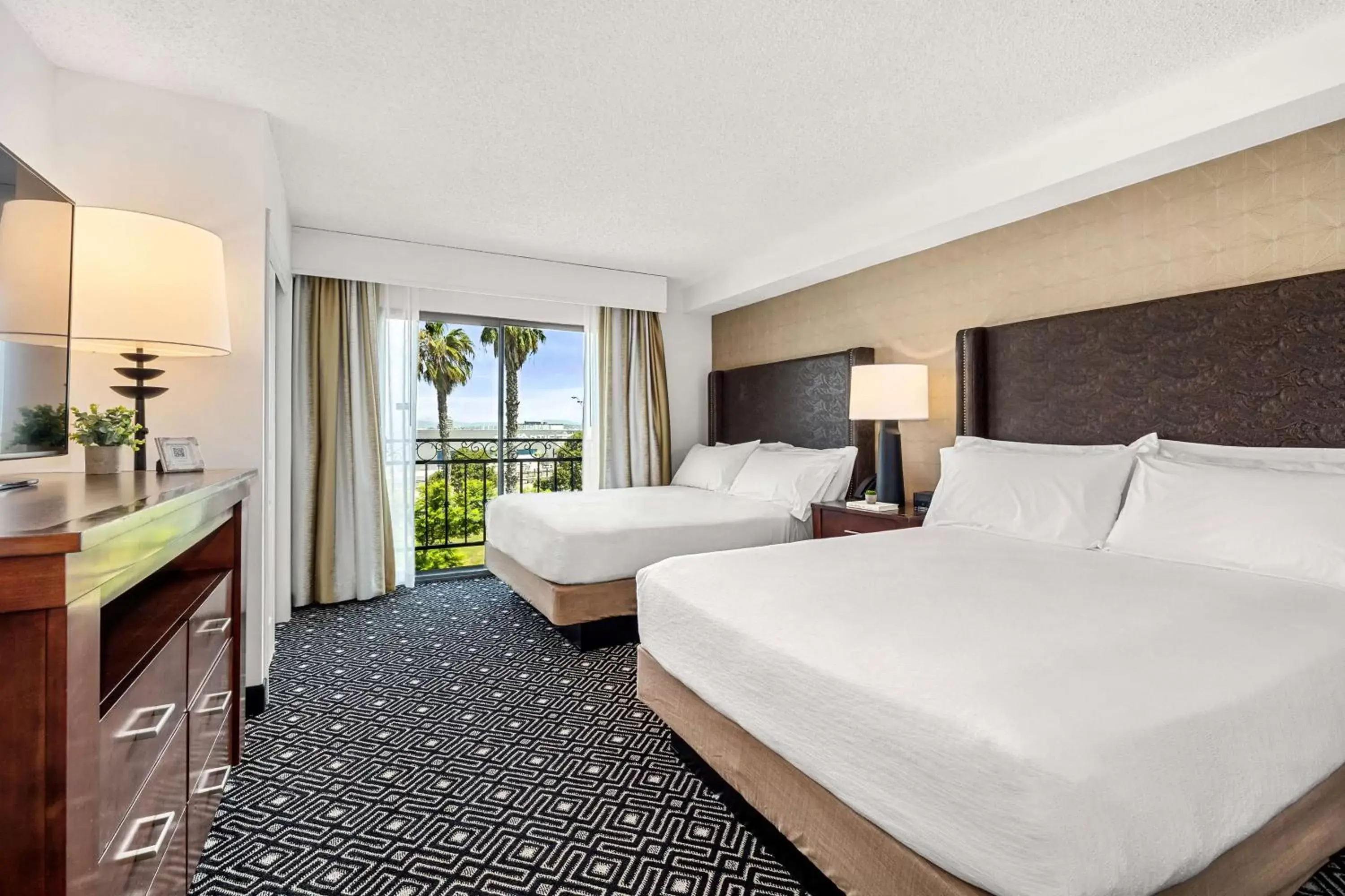 Two-Room Suite with One Queen Bed and Tub - Accessible in Embassy Suites by Hilton Los Angeles International Airport South Two-Room Suite with One Queen Bed and Tub - Accessible in Embassy Suites by Hilton Los Angeles International Airport South