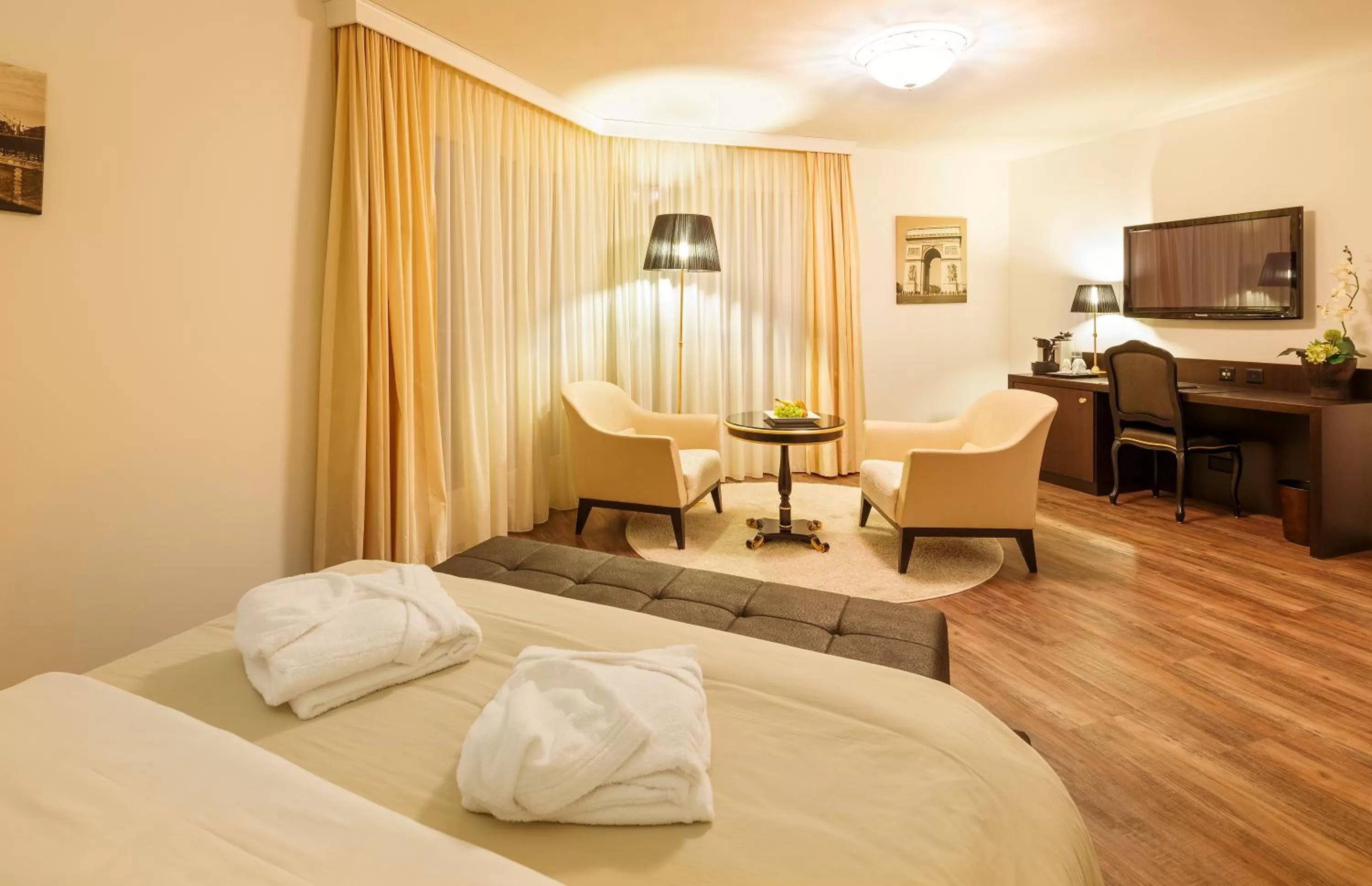 Seating area, Bed in Business Hotel First