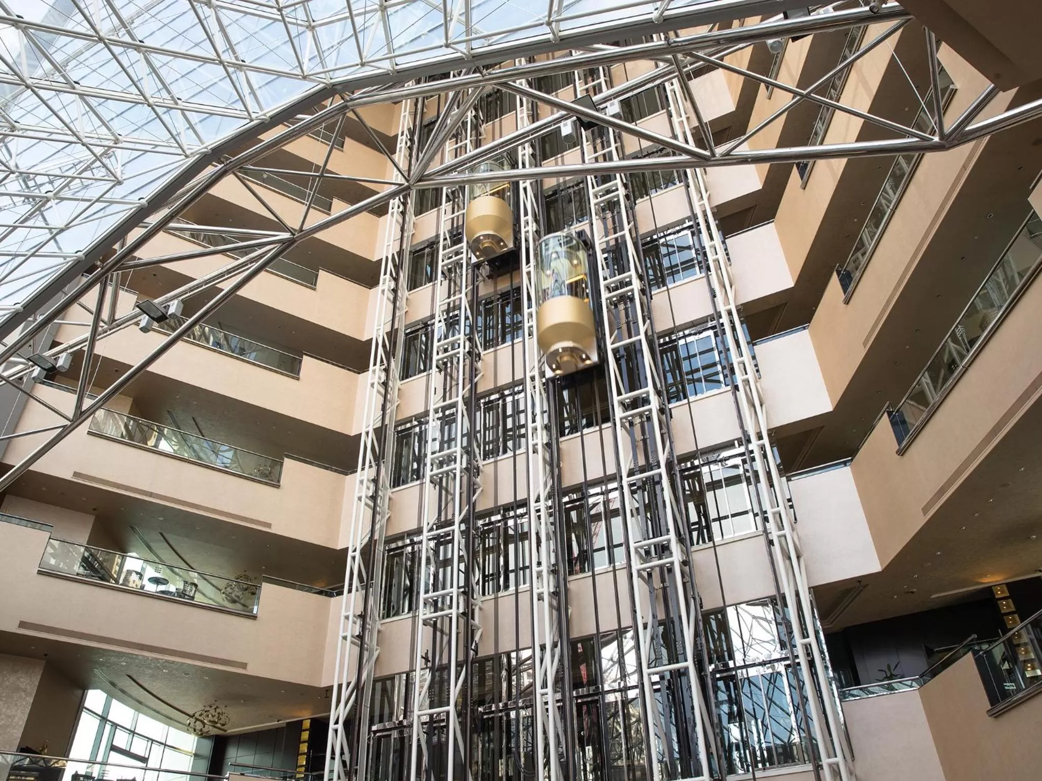 Restaurant/places to eat, Property Building in Jumeirah Emirates Towers