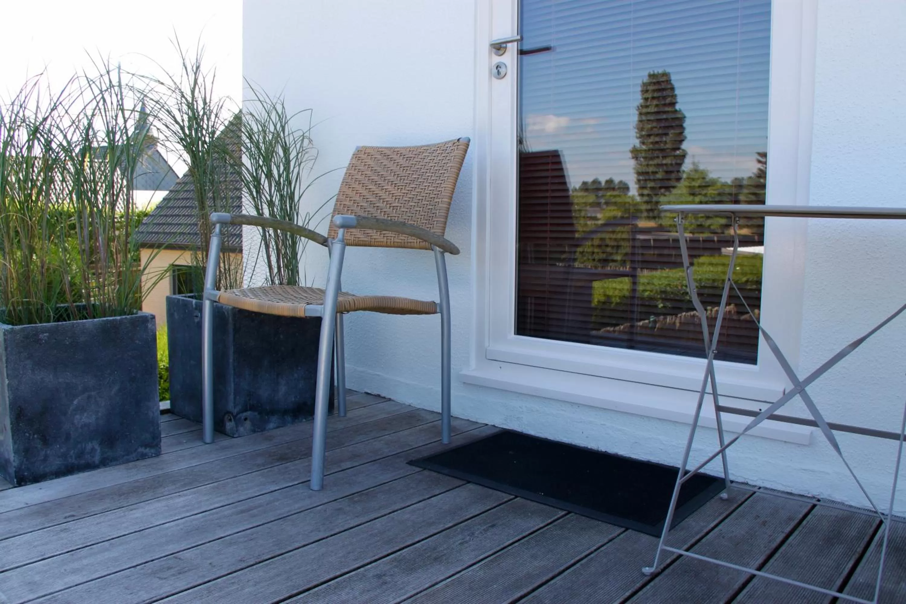 Facade/entrance, Patio/Outdoor Area in Studio Art-hill