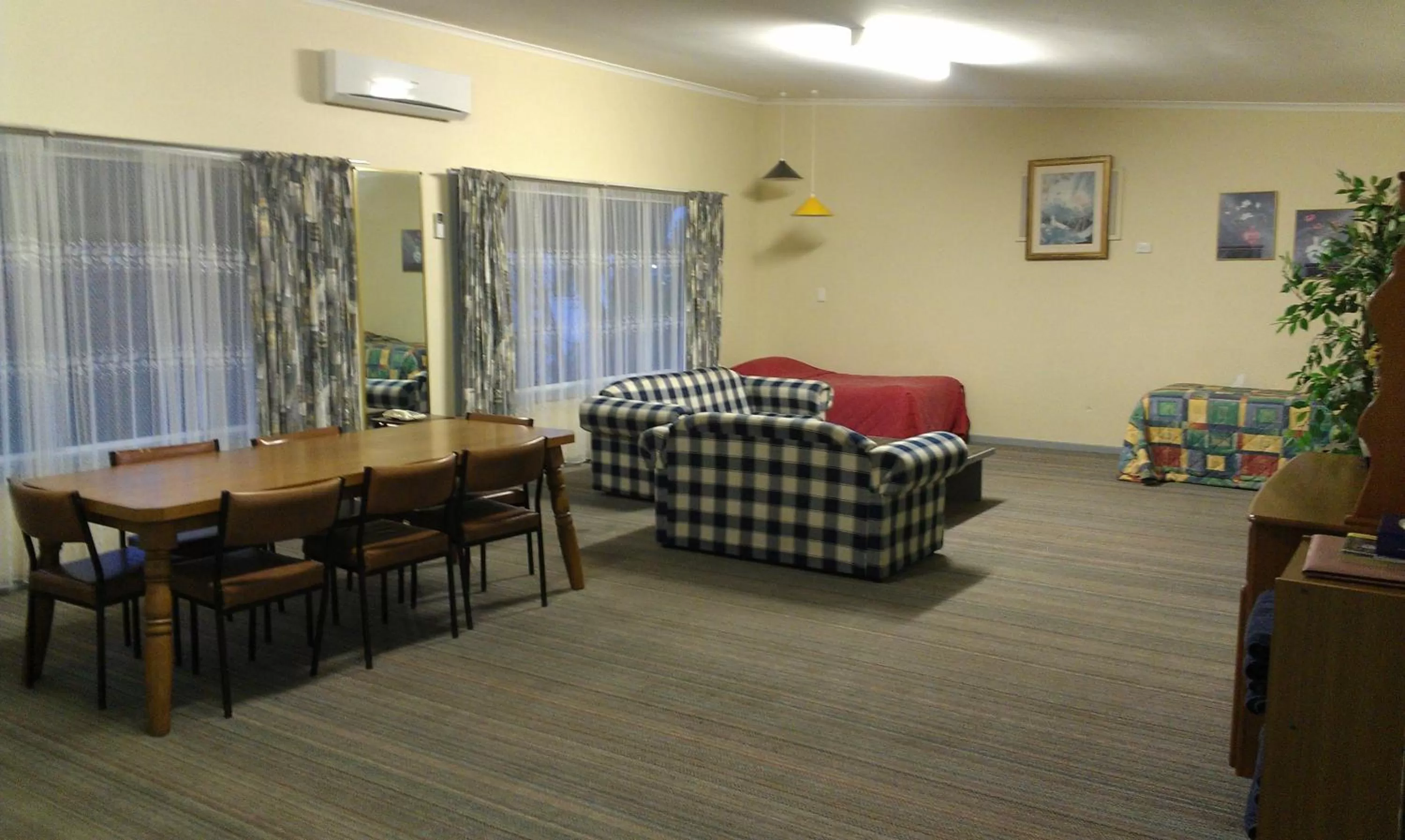 Dining area, Bed in Avalon Motel
