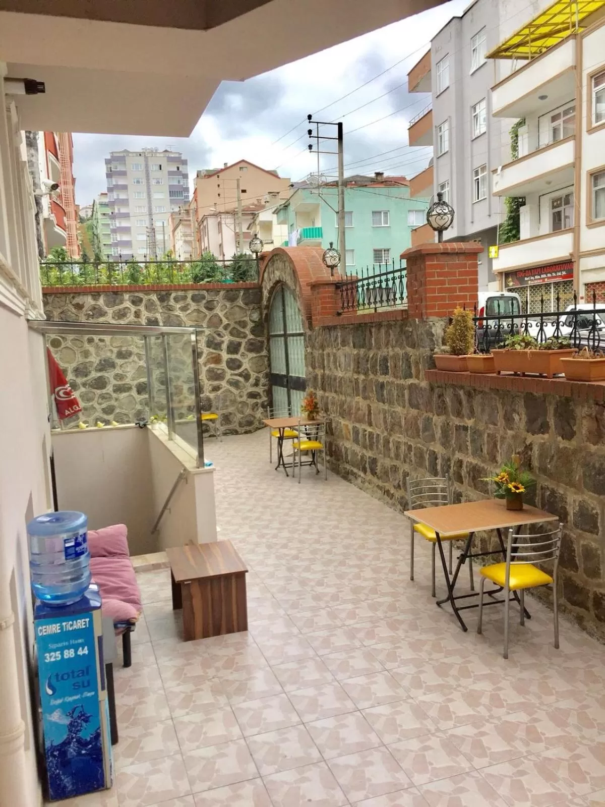 Patio, Restaurant/Places to Eat in The Twins Apartmens