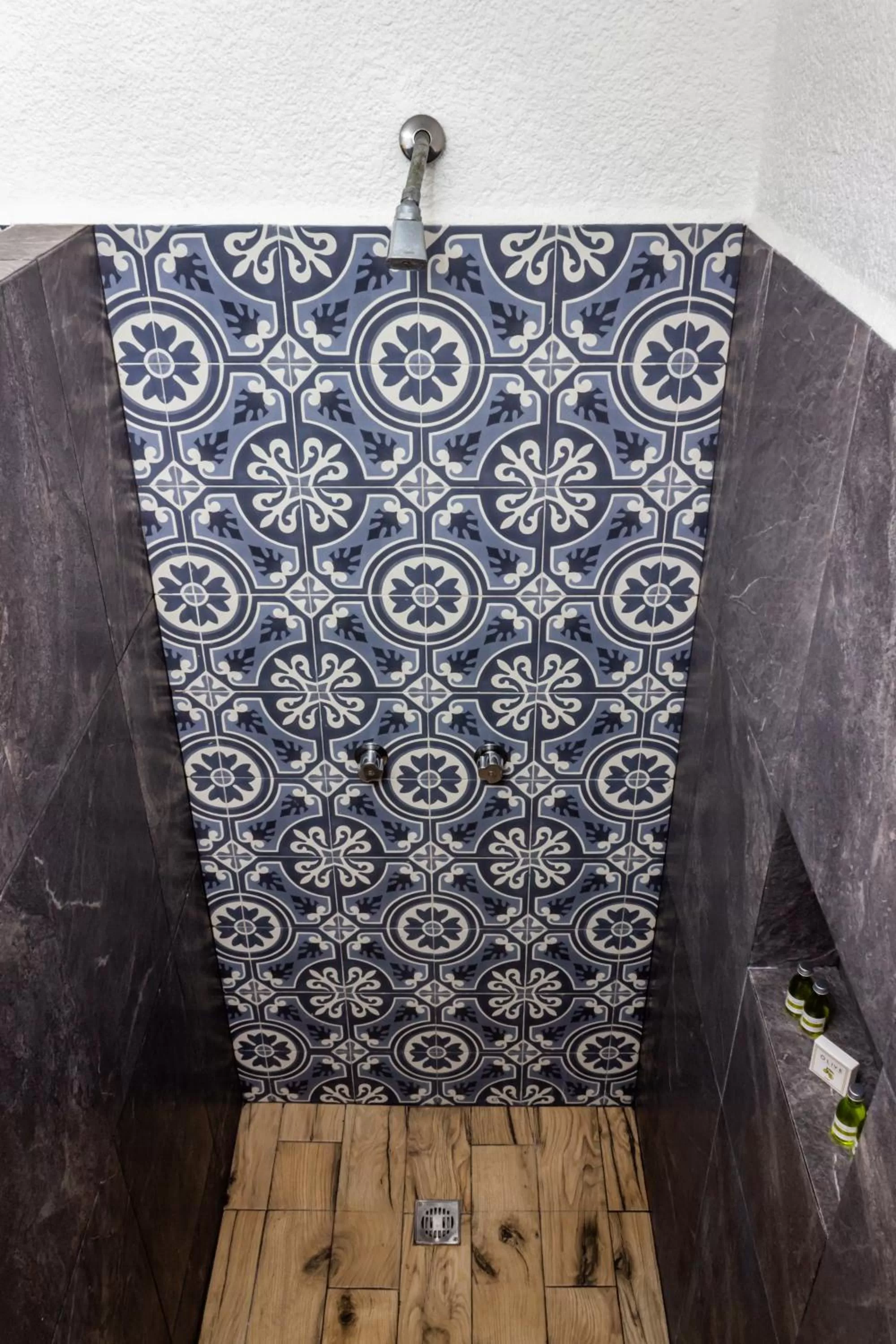 Shower in Pelicano Inn Playa del Carmen - Beachfront Hotel