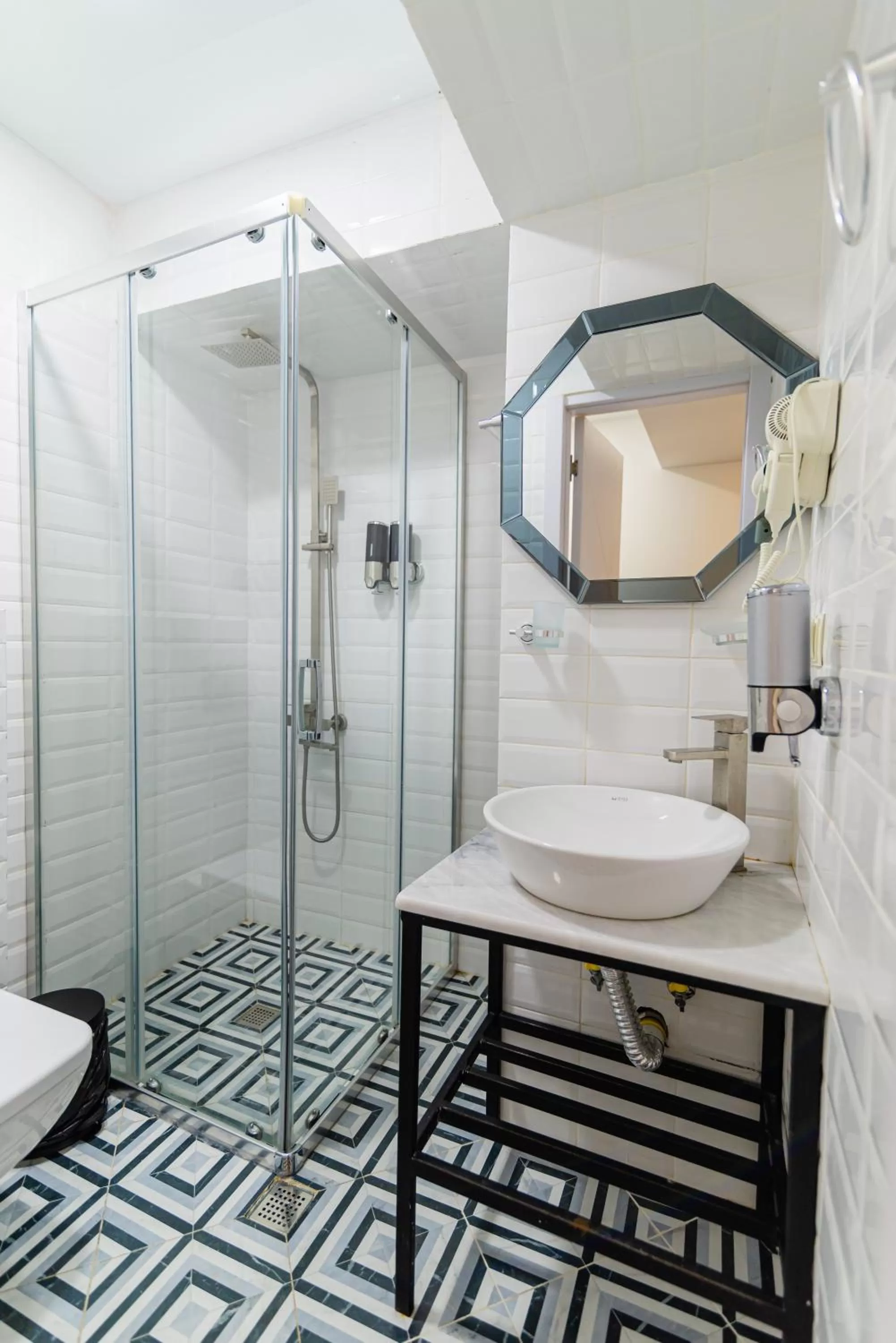 Shower, Bathroom in Royal Plaza Hotel