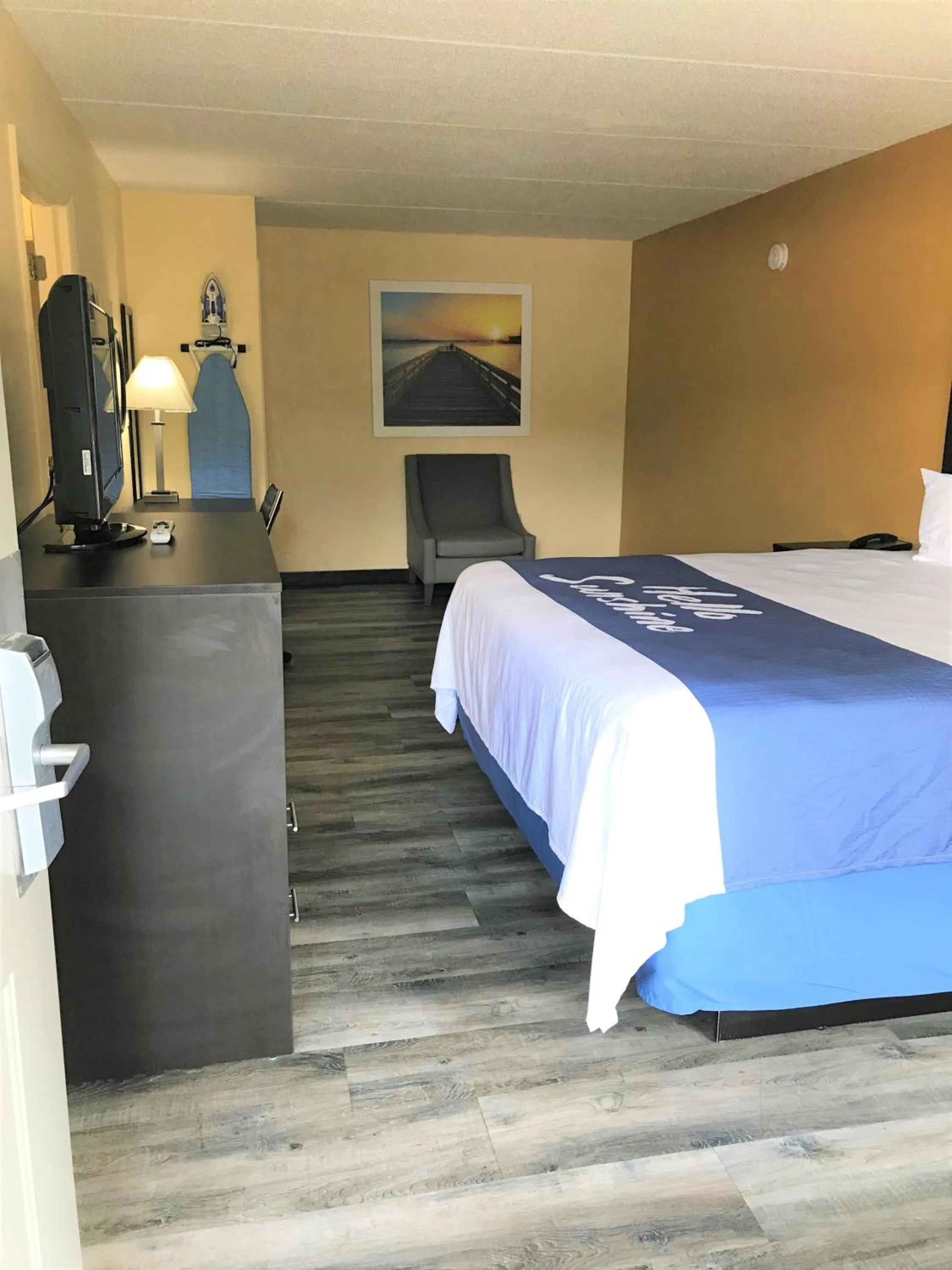Bed in Days Inn by Wyndham Ridgeland South Carolina