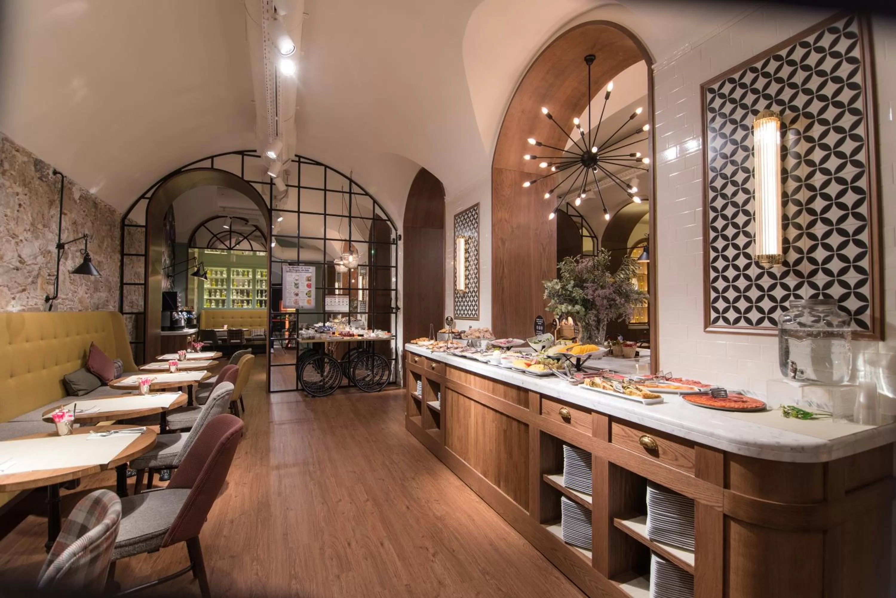 Restaurant/places to eat in Petit Palace Boqueria Garden