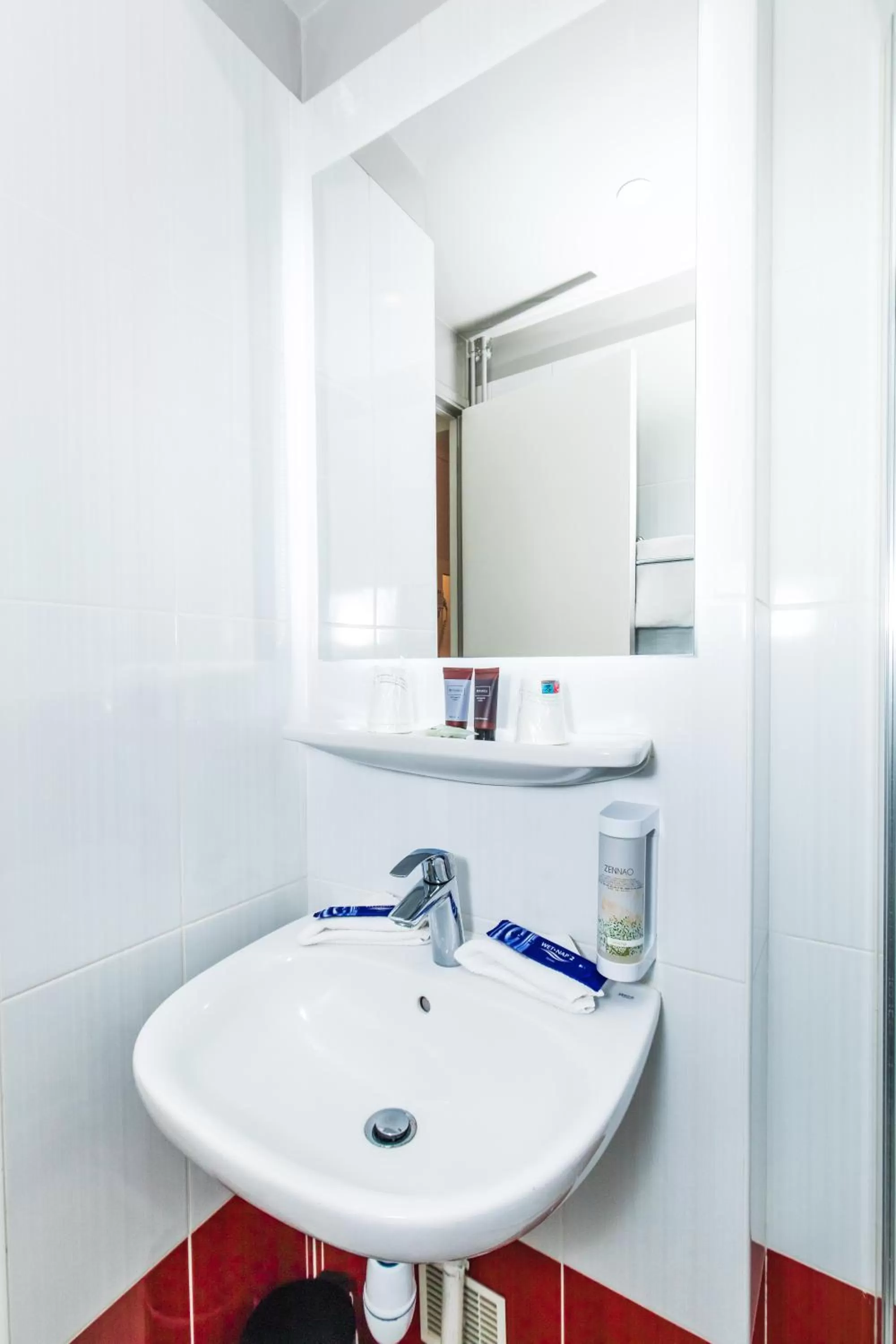 Bathroom in HOTEL DE PARIS MONTPARNASSE