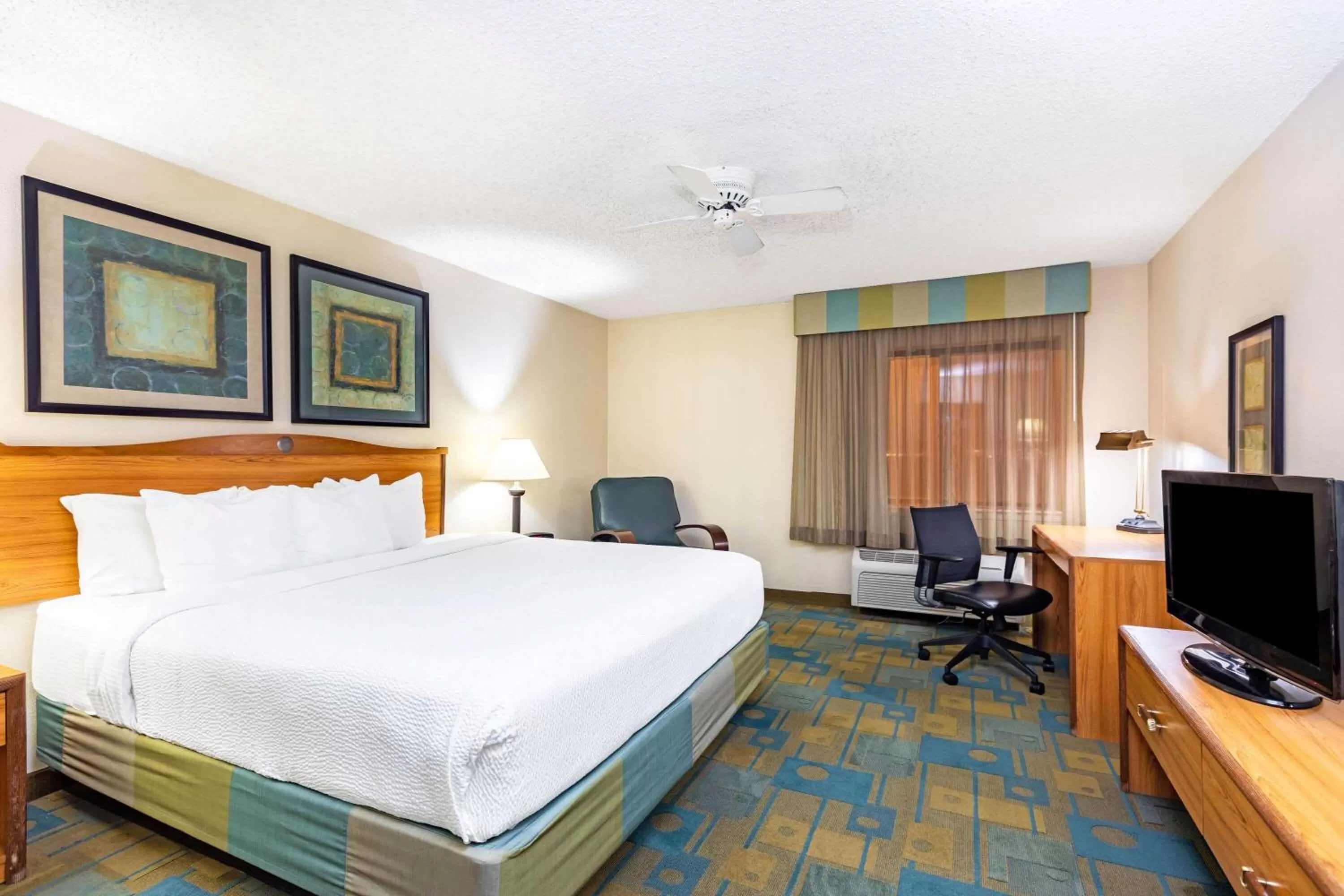 Photo of the whole room, Bed in La Quinta by Wyndham El Paso East