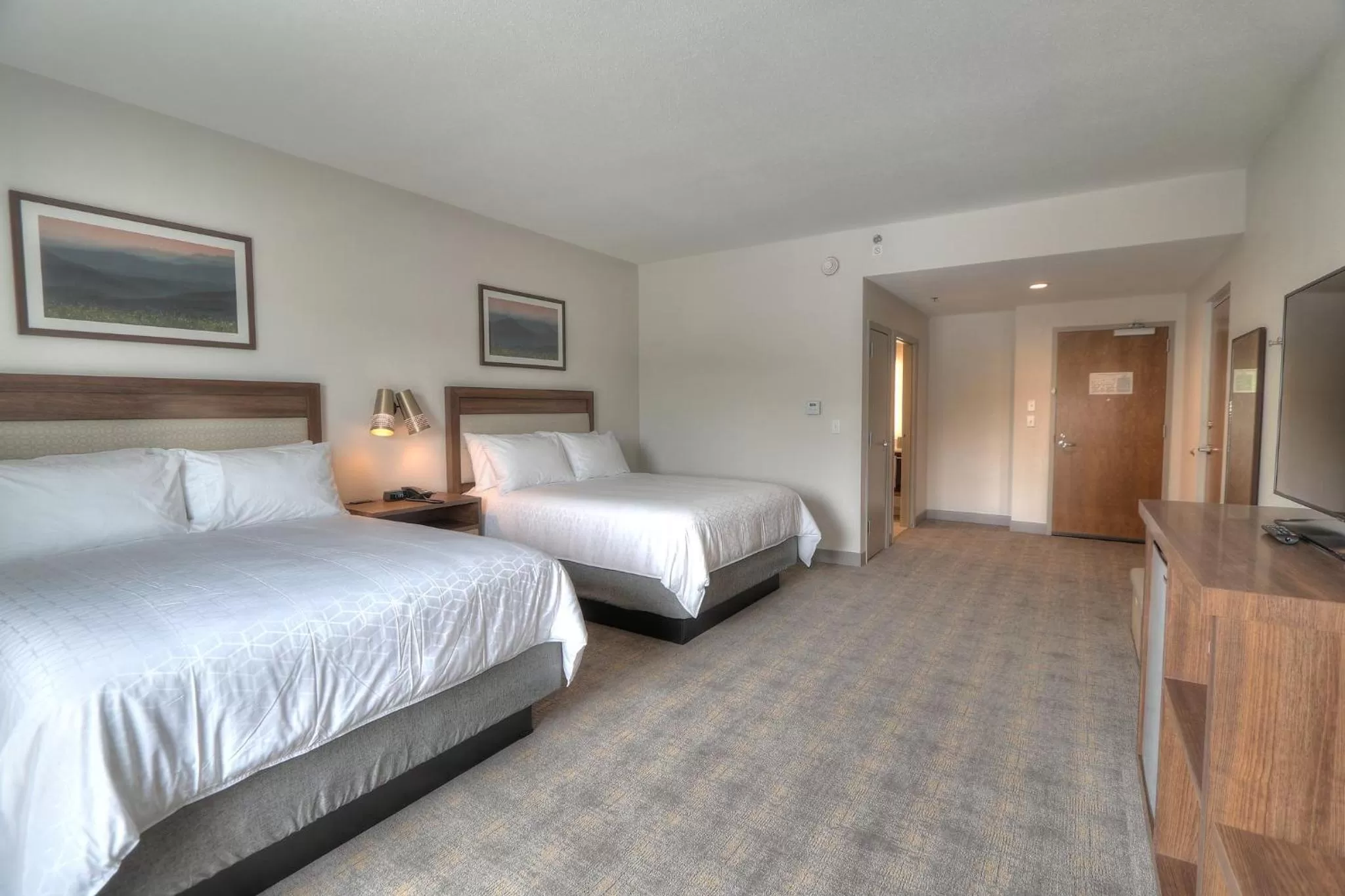 Photo of the whole room, Bed in Holiday Inn & Suites Pigeon Forge Convention Center by IHG