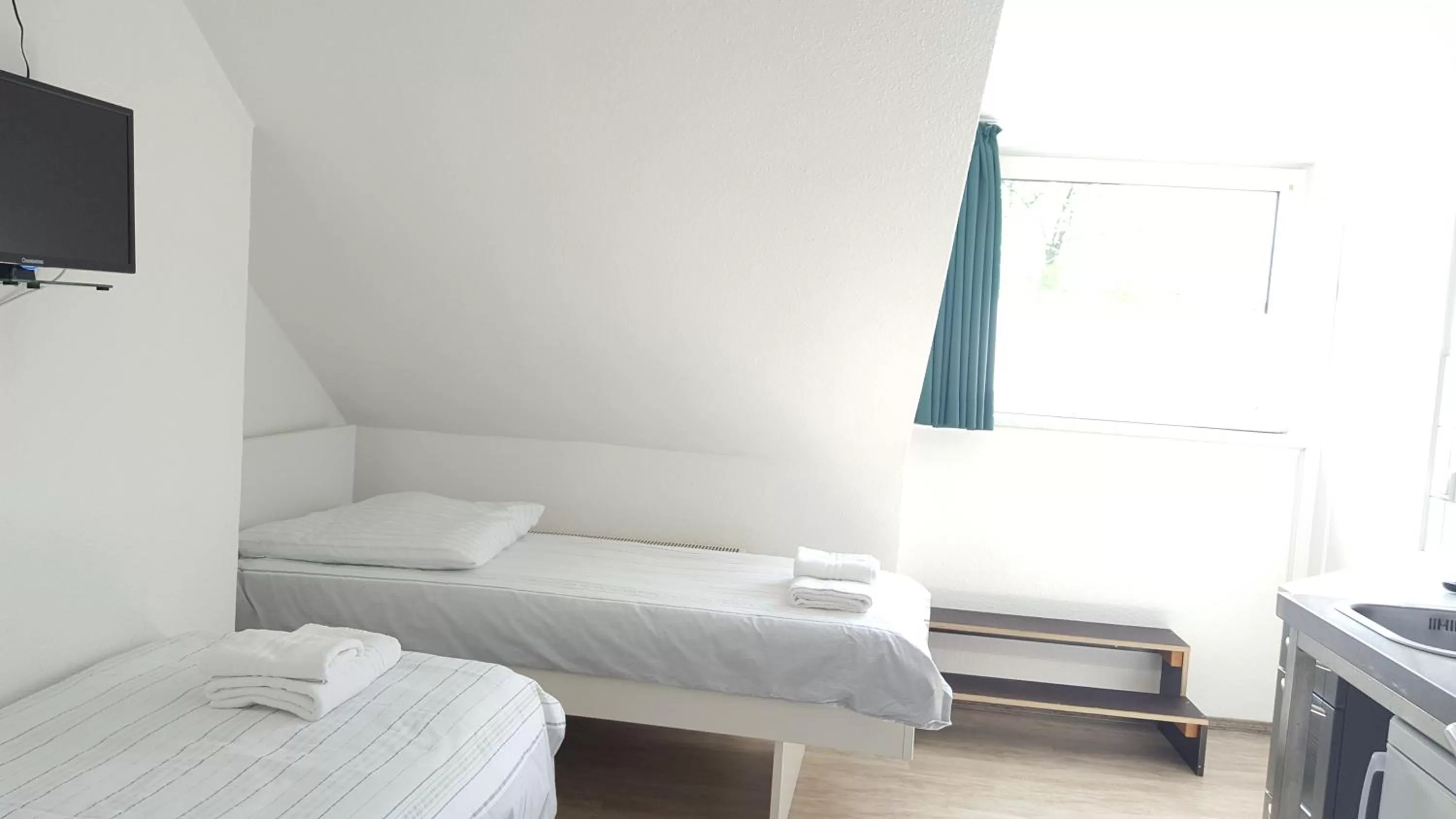 Kitchen or kitchenette, Bed in Aparthotel B & L