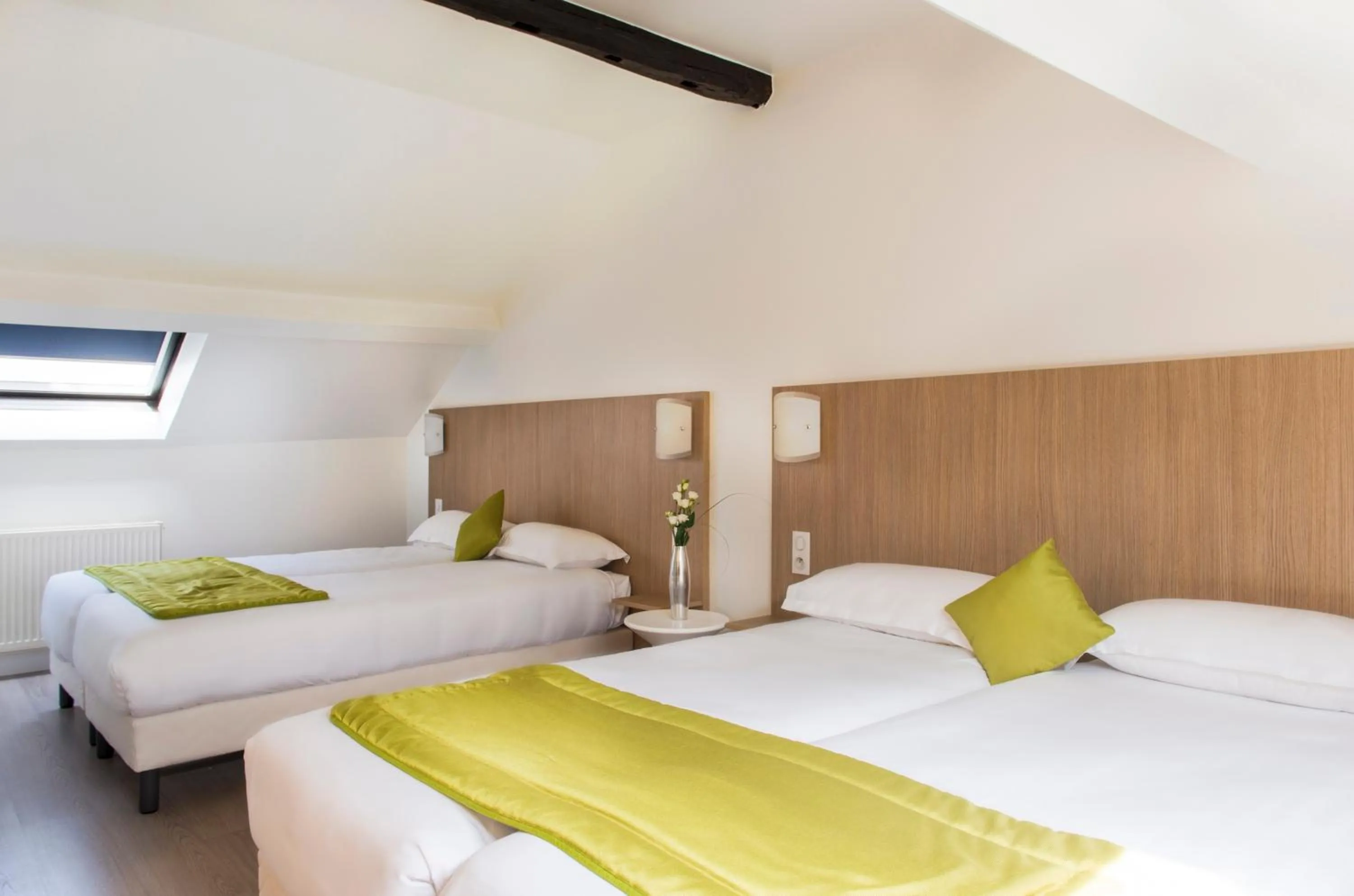 Bed in Hotel Bel Oranger Gare de Lyon