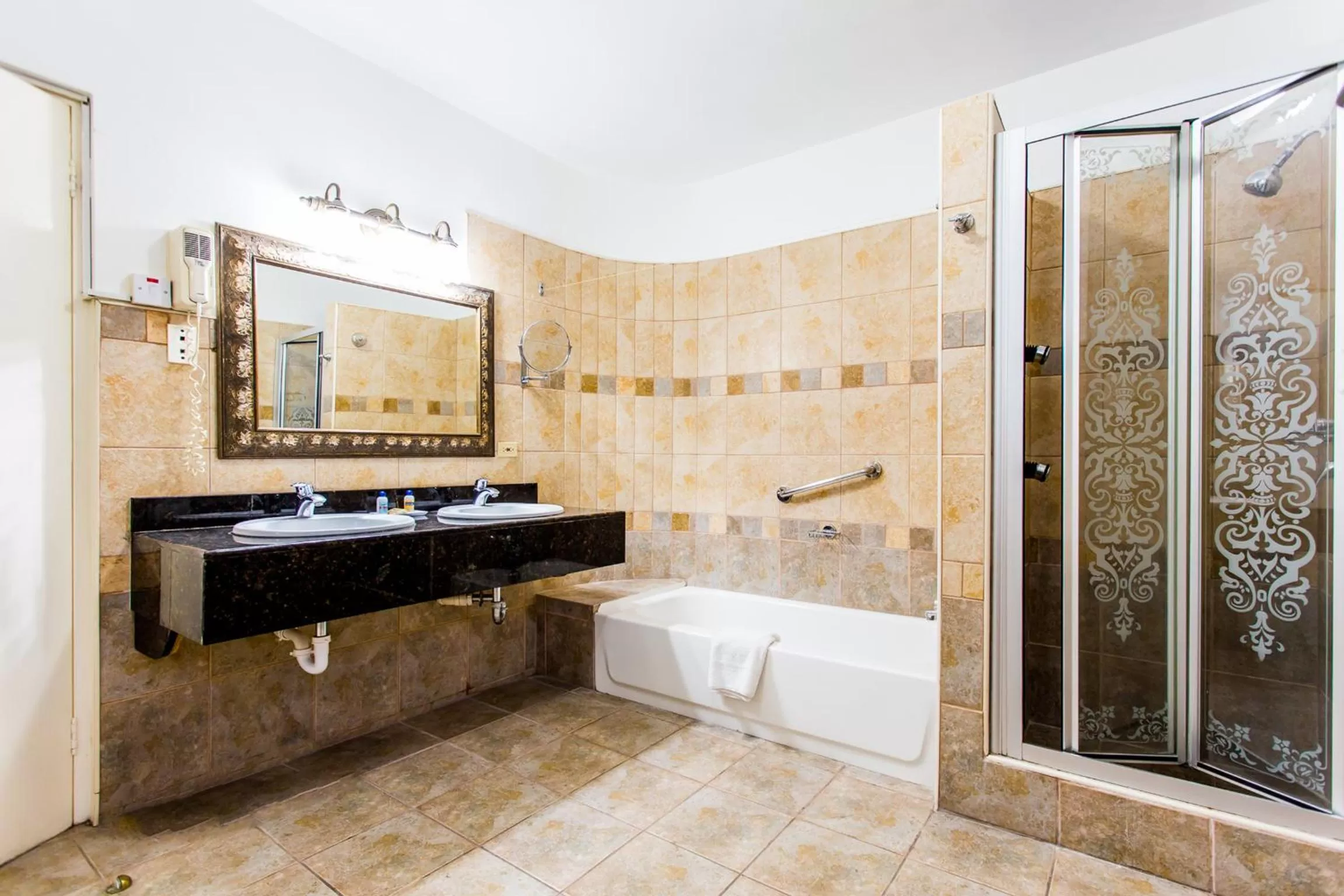 Bathroom in Altamont Court Hotel