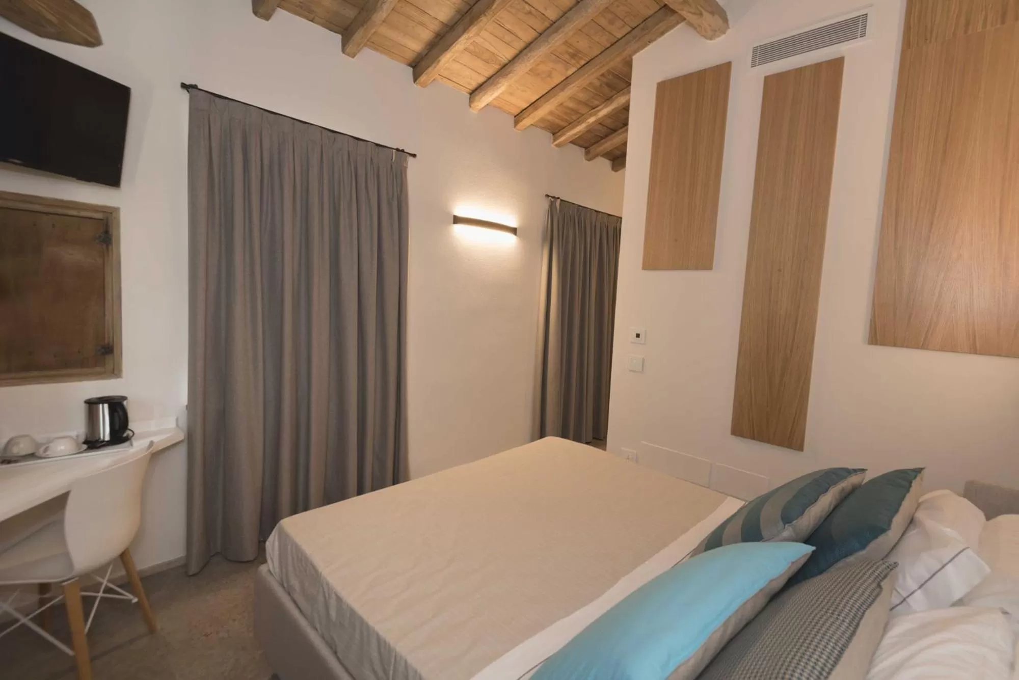 Queen Room with Garden View in Antico Borgo Molino 7cento vicino ai Giardini di Ninfa