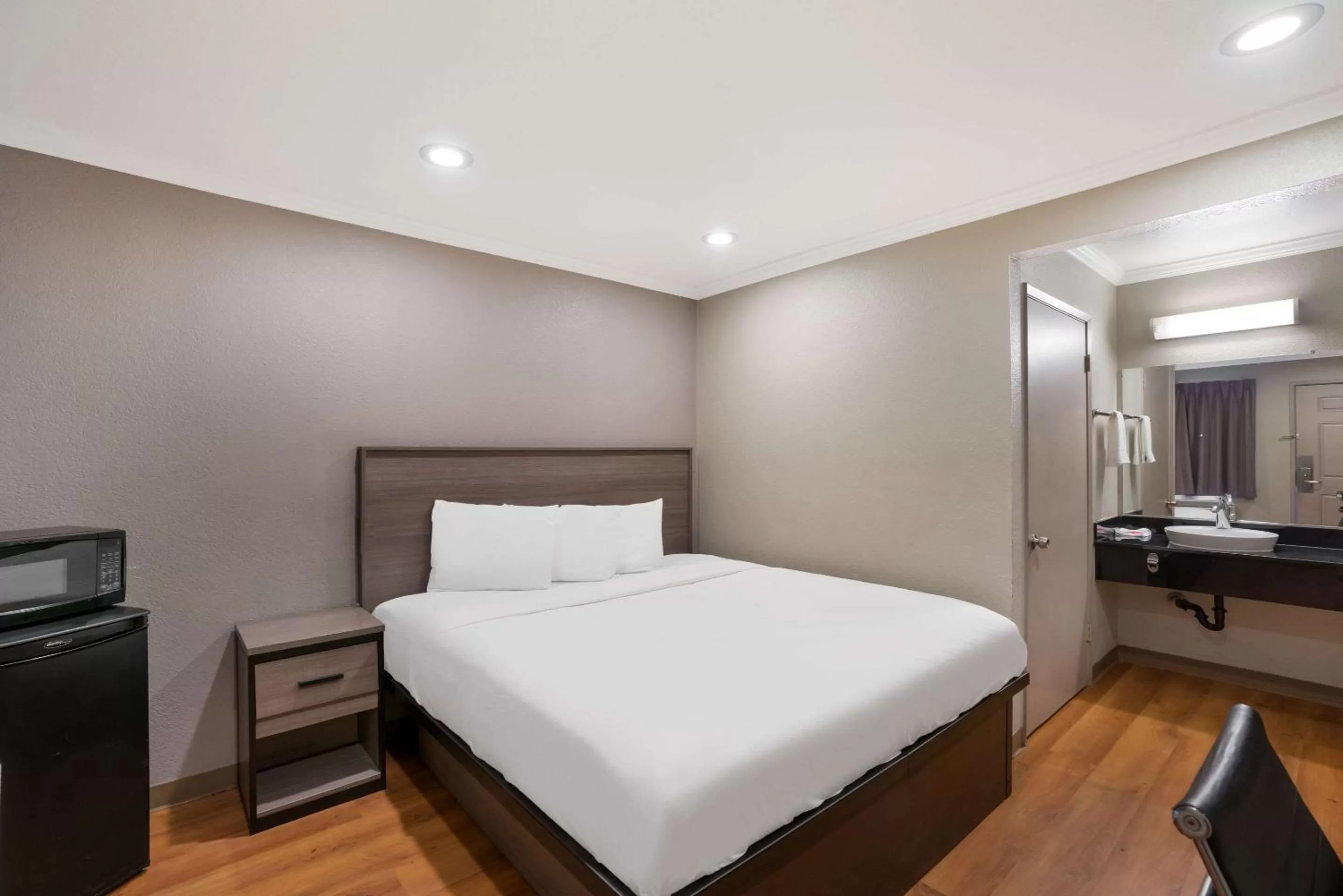 Bedroom, Bed in Econo Lodge