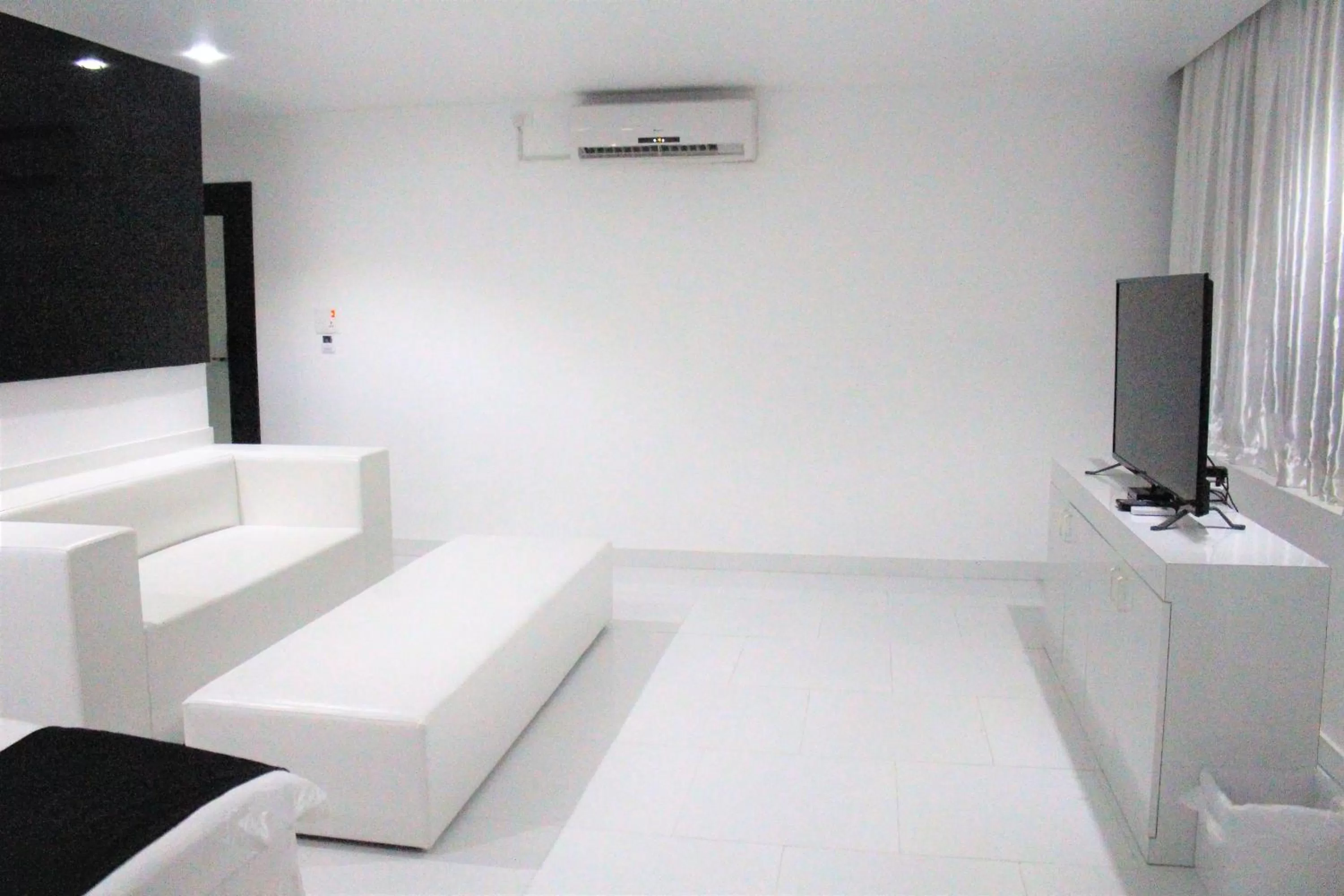 Seating area, TV/Entertainment Center in Hotel Hulk