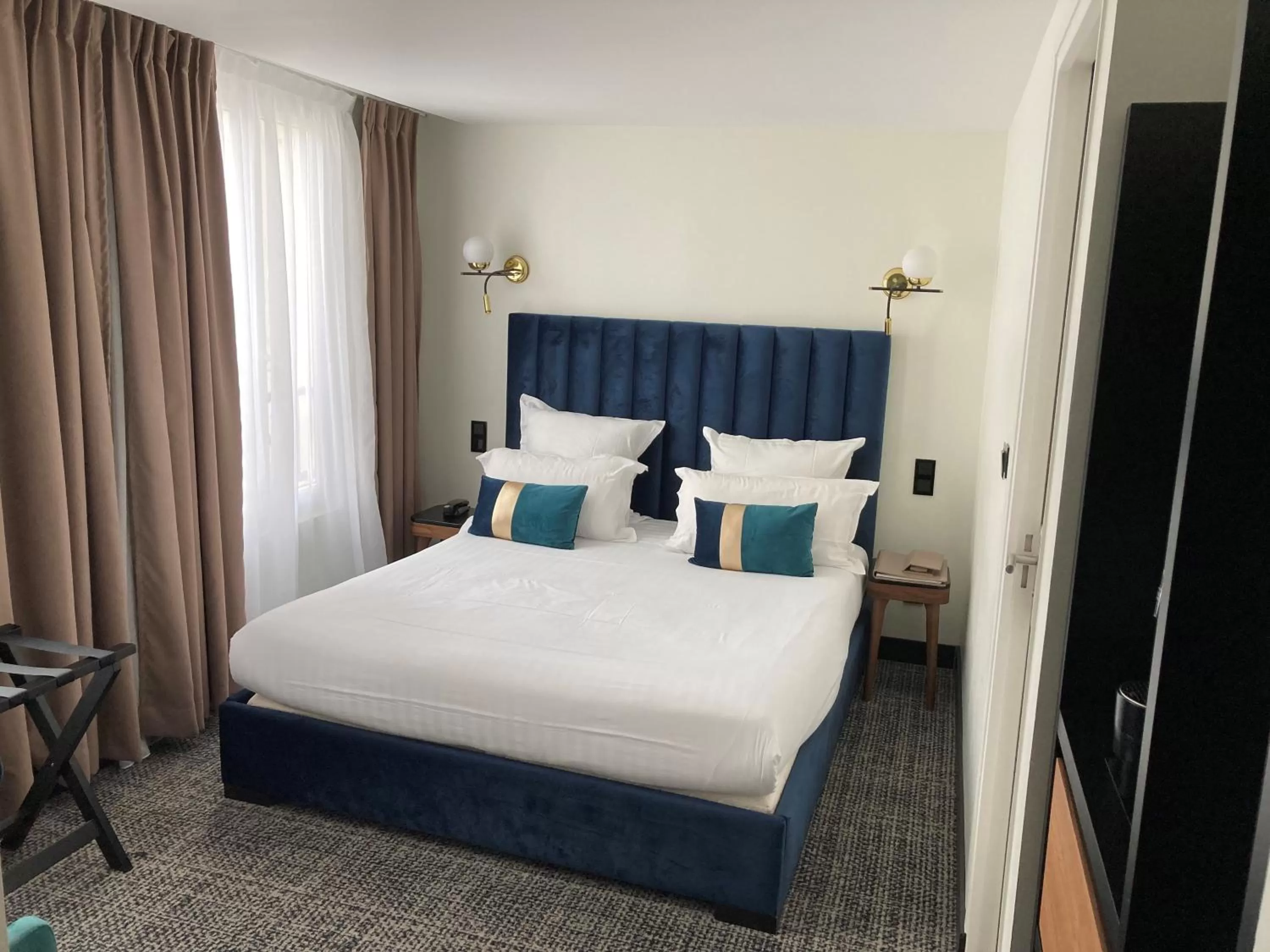 Bedroom, Bed in Le Grand Hôtel de Normandie