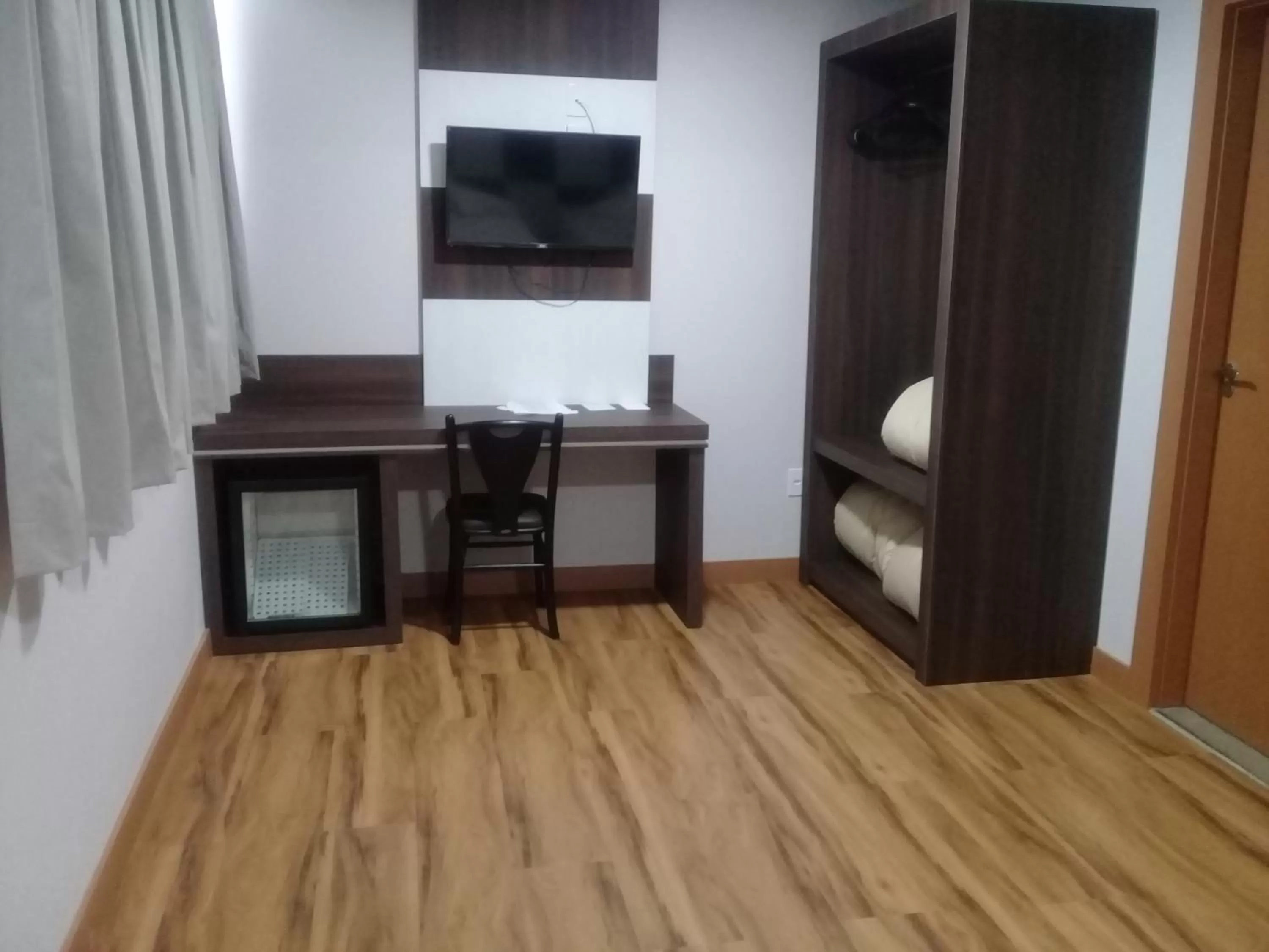 TV/Entertainment Center in Hotel Maestro Villa Do Lago Toledo