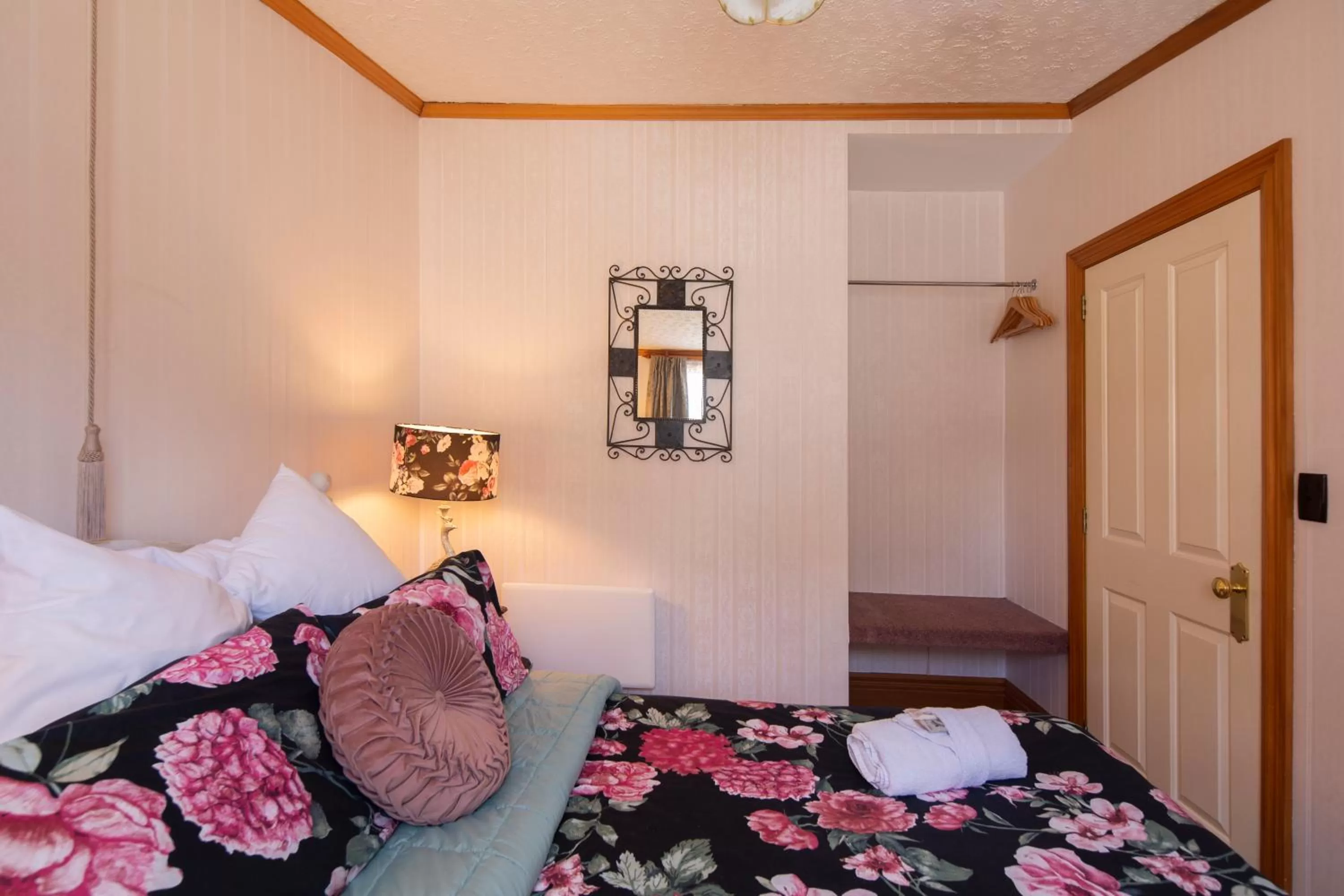 Bed in Settlers Cottage Motel