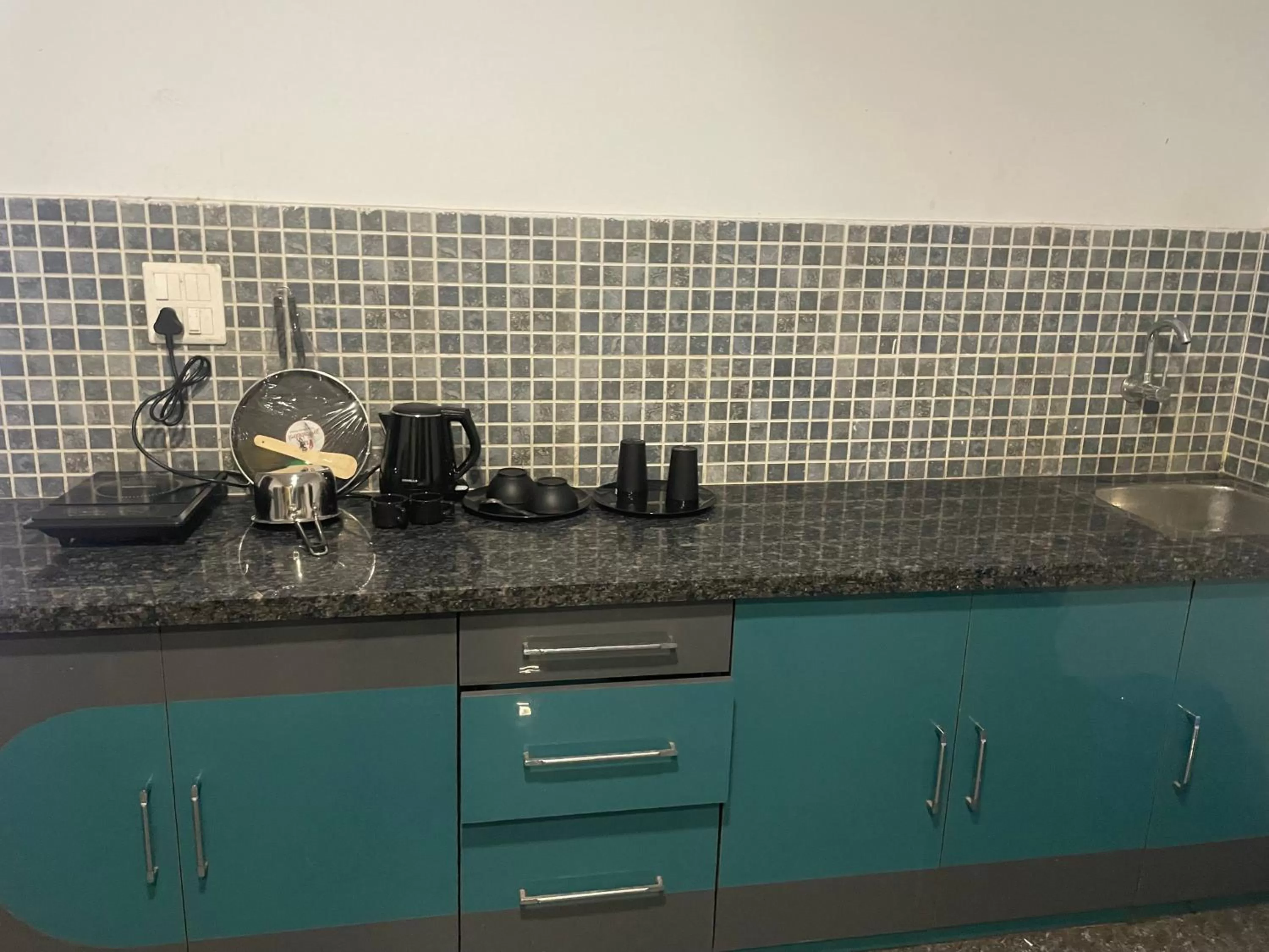 Coffee/tea facilities, Kitchen/Kitchenette in Calangute Beach Corner