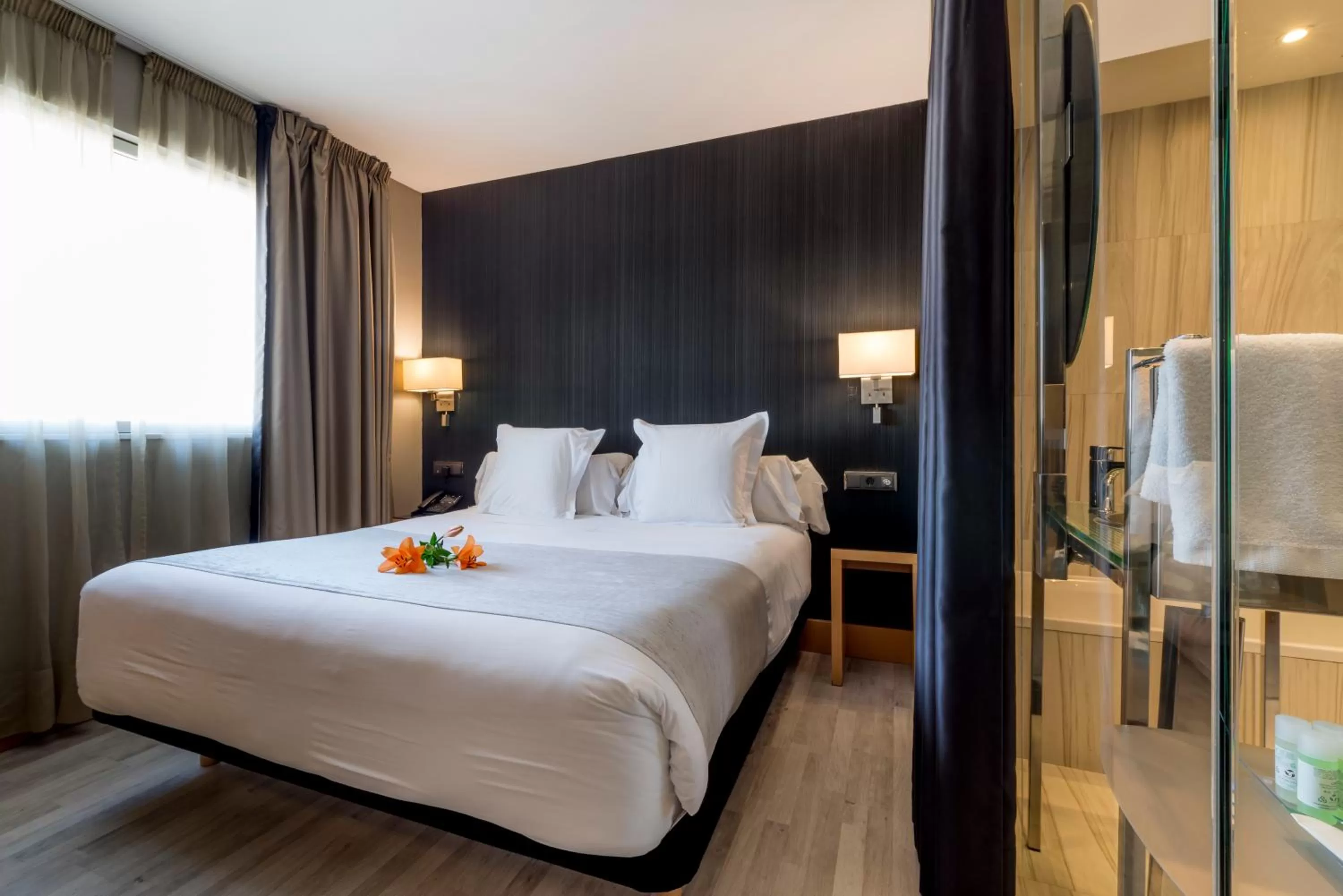 Bedroom, Bed in Hotel Plaza