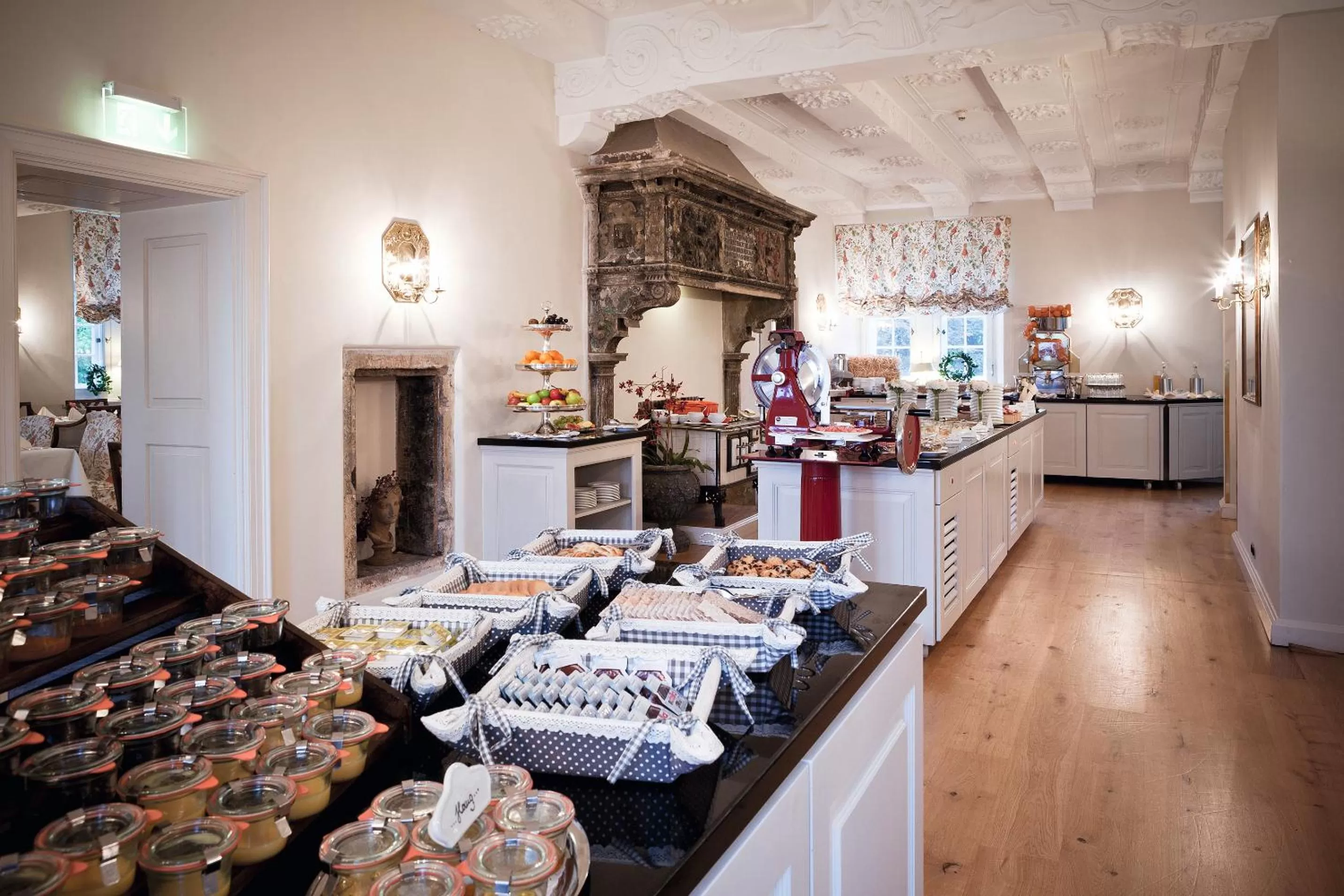 Buffet breakfast in Schlosshotel Münchhausen