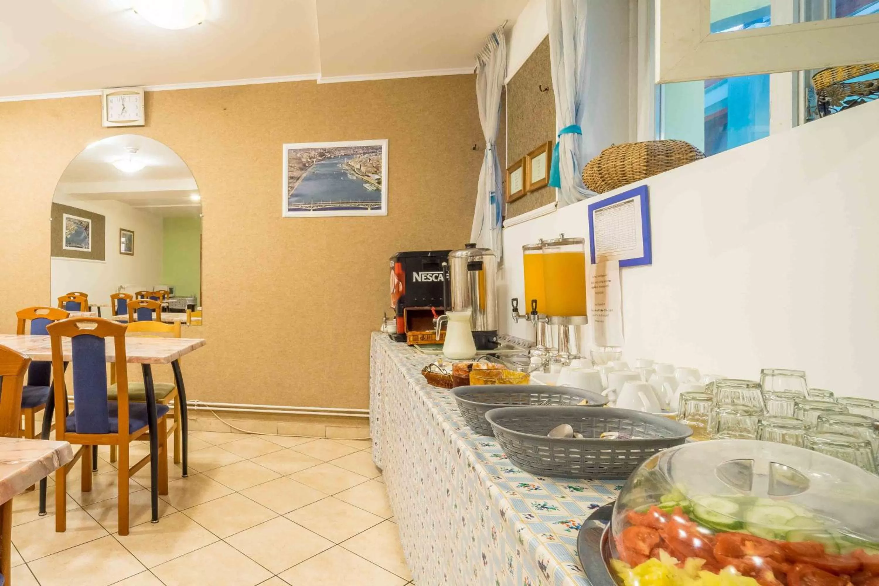 Restaurant/places to eat in Easy Star Hotel