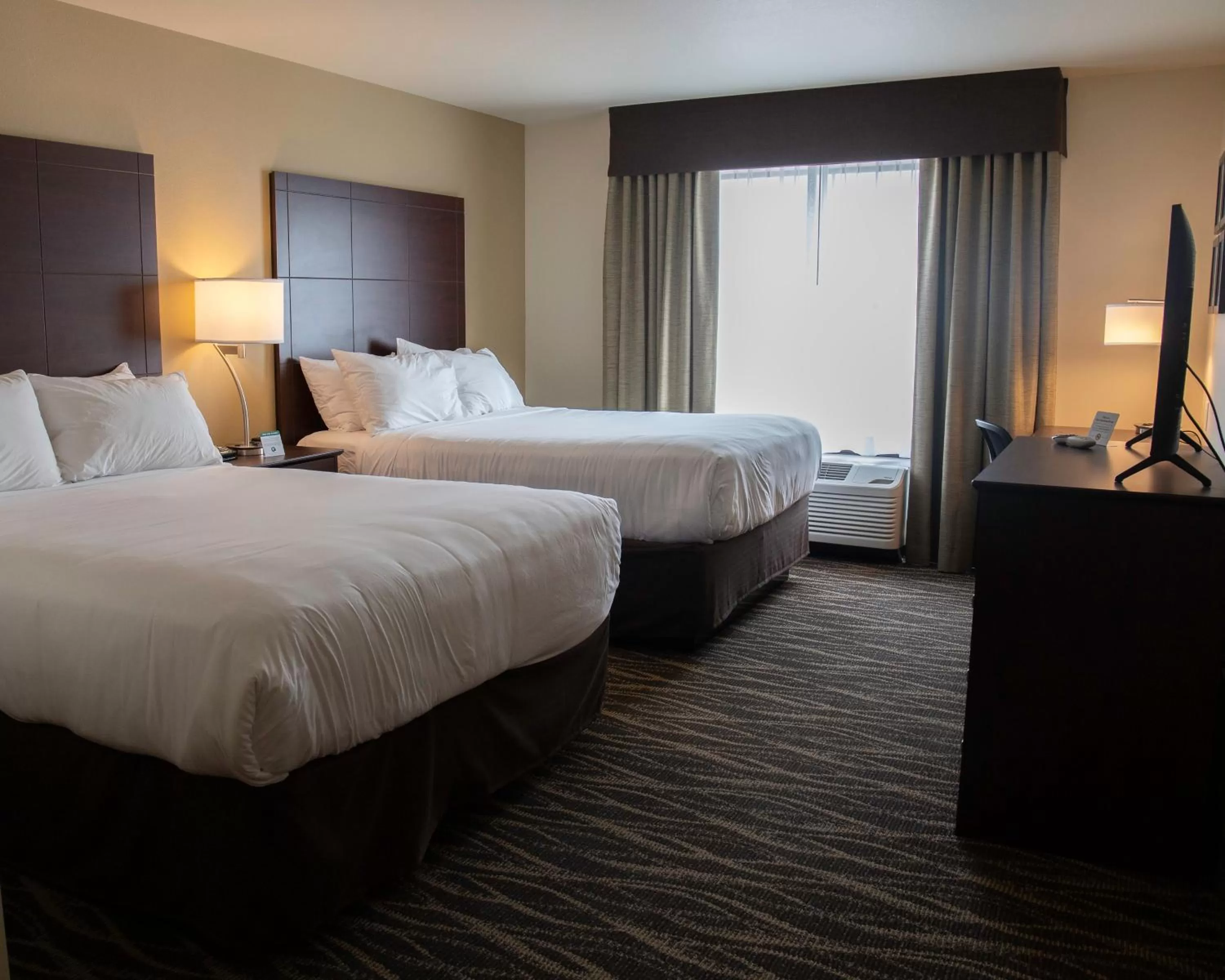 Bed in Cobblestone Hotel & Suites - Two Rivers