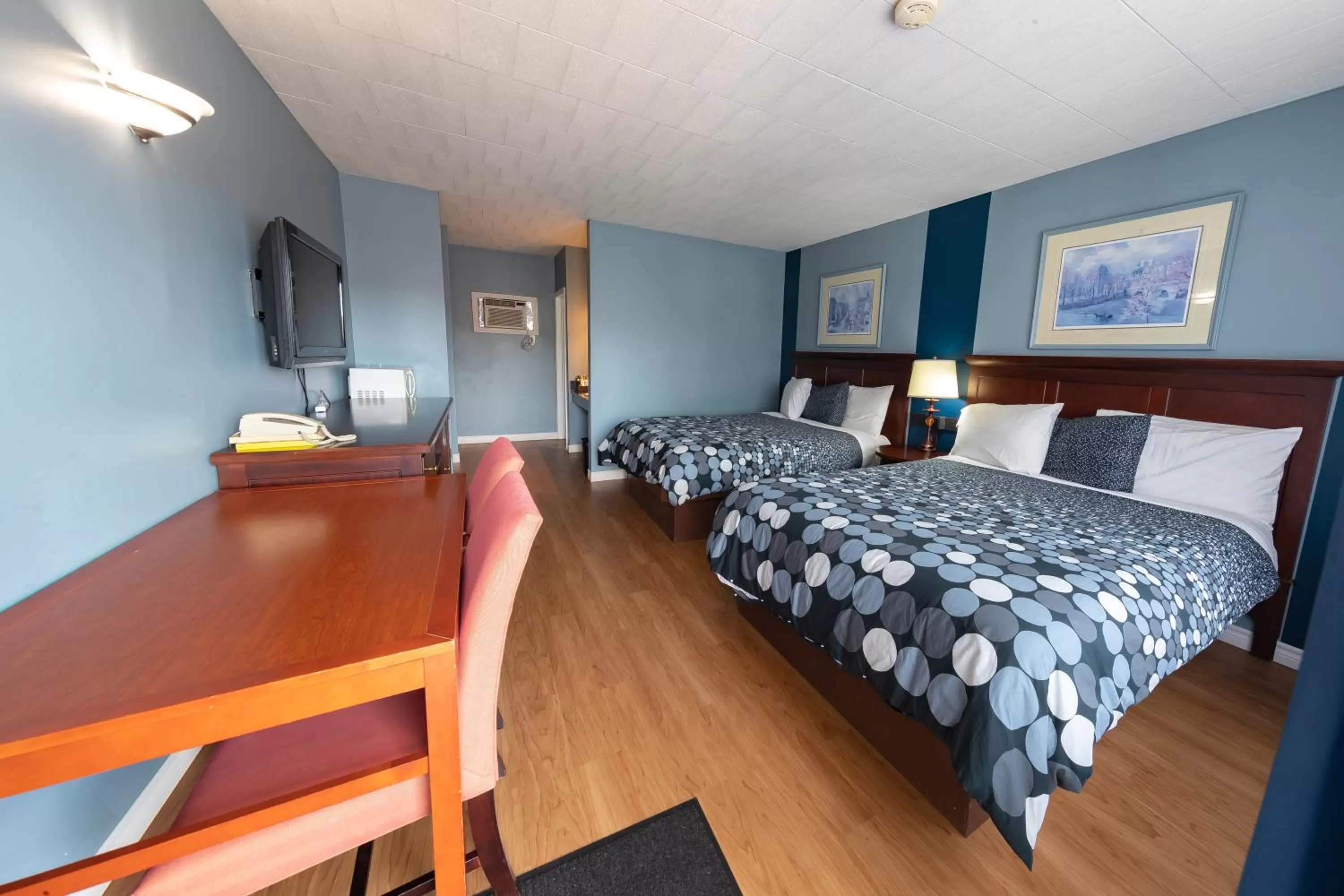 Bed in Villager Lodge Niagara Falls