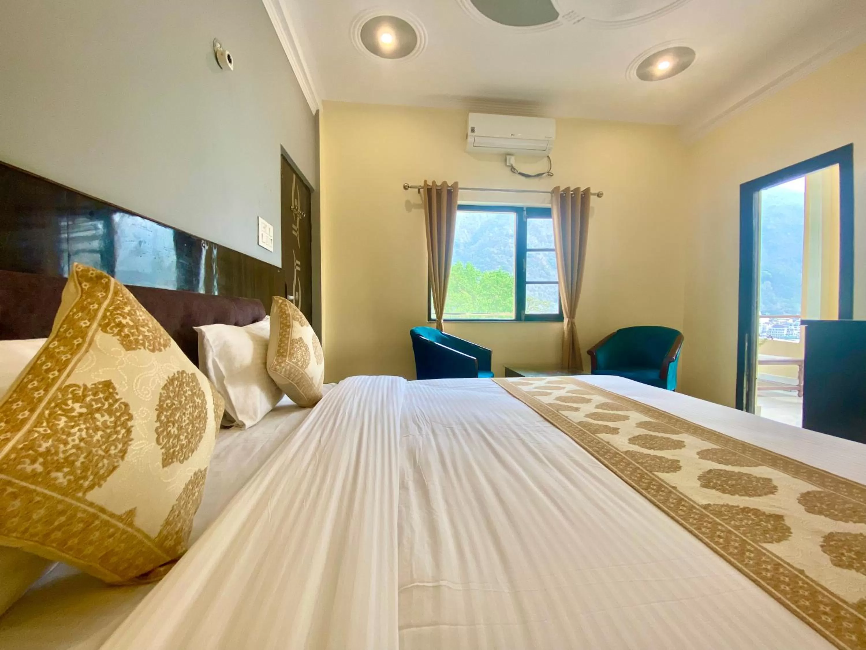 Photo of the whole room, Bed in Tapovan New Residency - 5 minutes walk to Laxman jhula