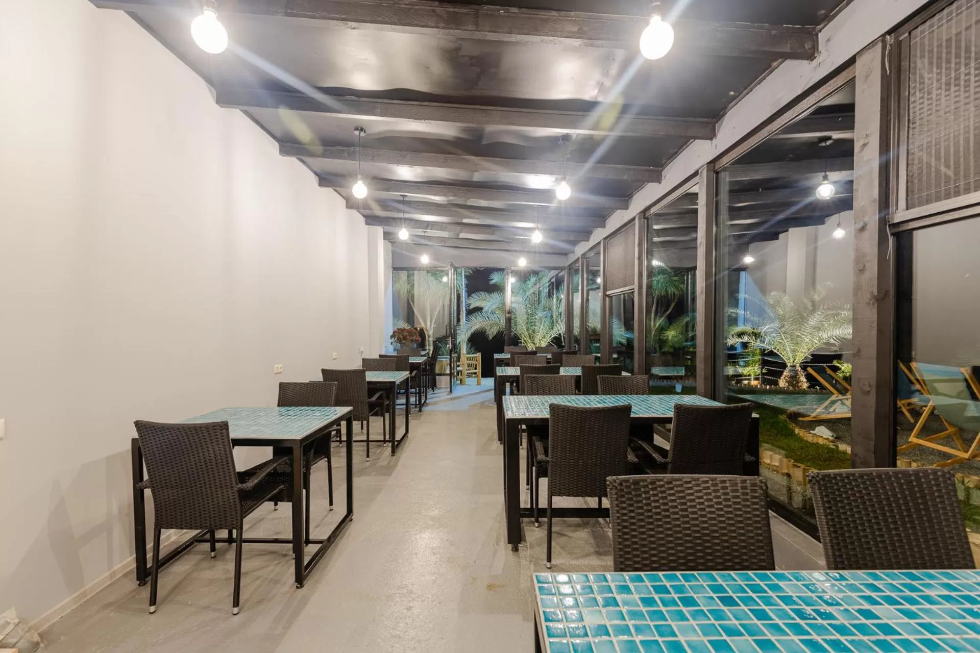 Restaurant/Places to Eat in House at the Sea