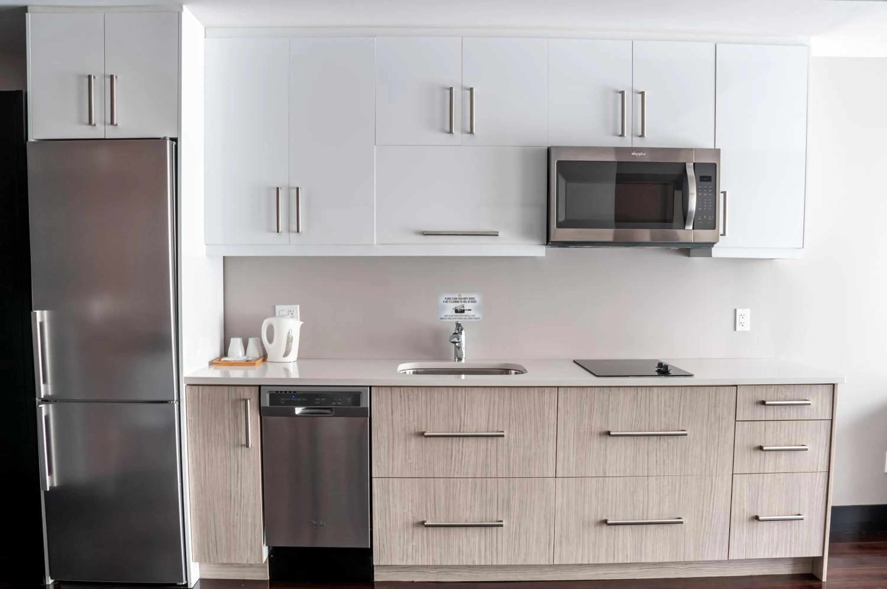 Kitchen or kitchenette in M Montreal Hostel