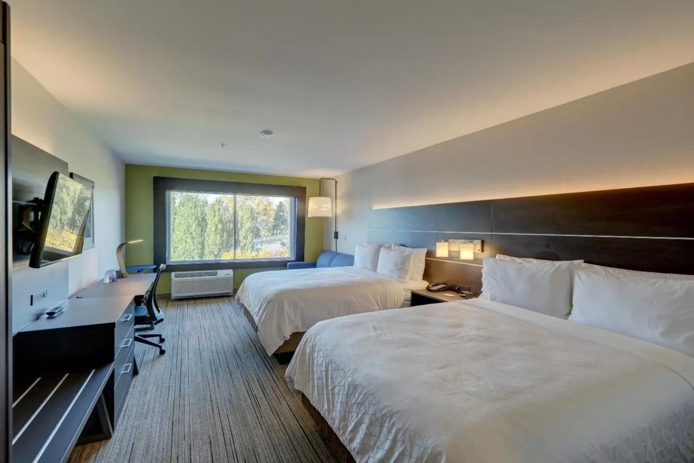 Bed in Holiday Inn Express & Suites - Auburn Downtown by IHG