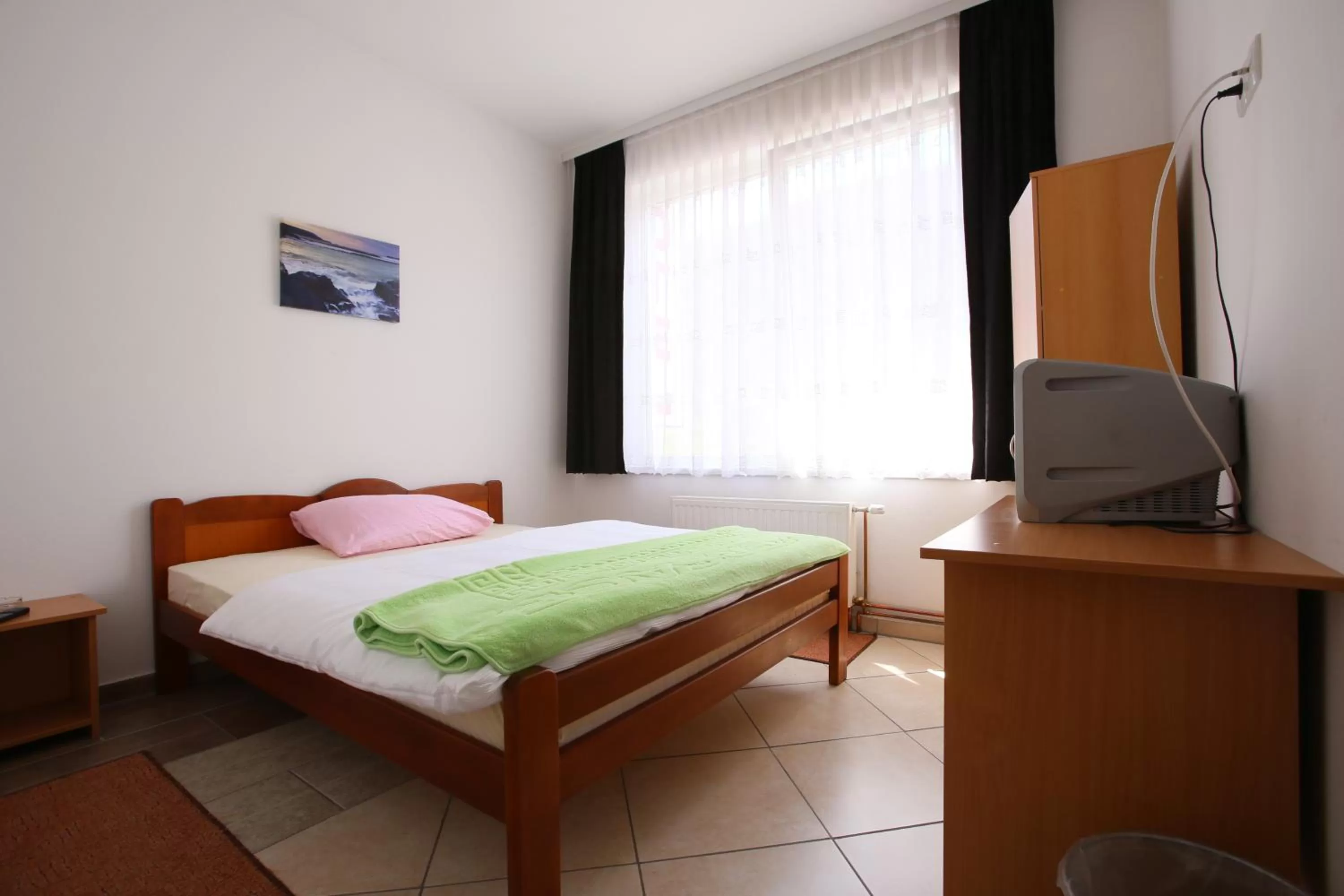 Photo of the whole room, Bed in Motel Maks