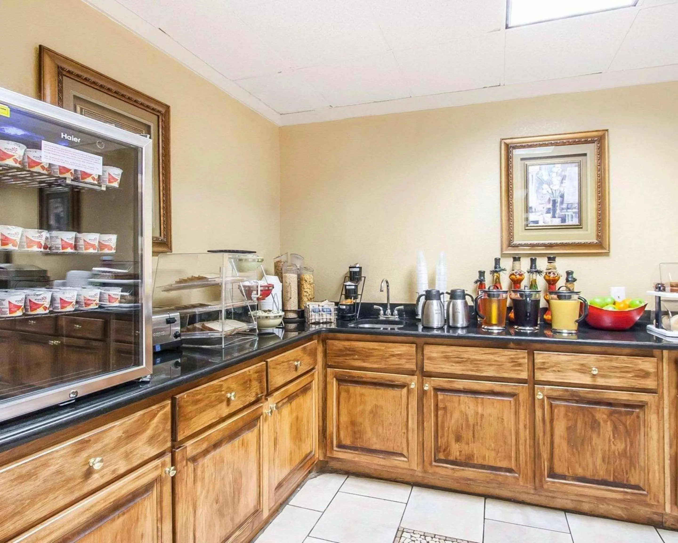 Restaurant/places to eat in Clarion Inn & Suites University Center