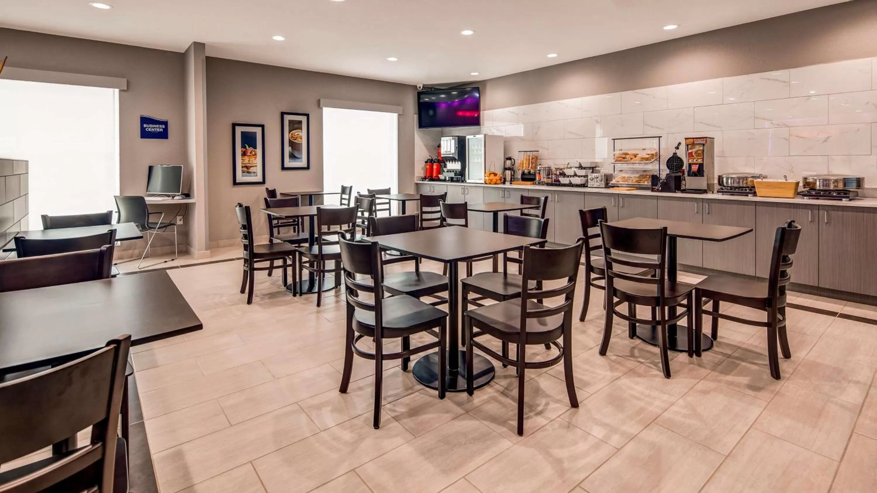 Restaurant/places to eat in SureStay Plus Hotel by Best Western Humble