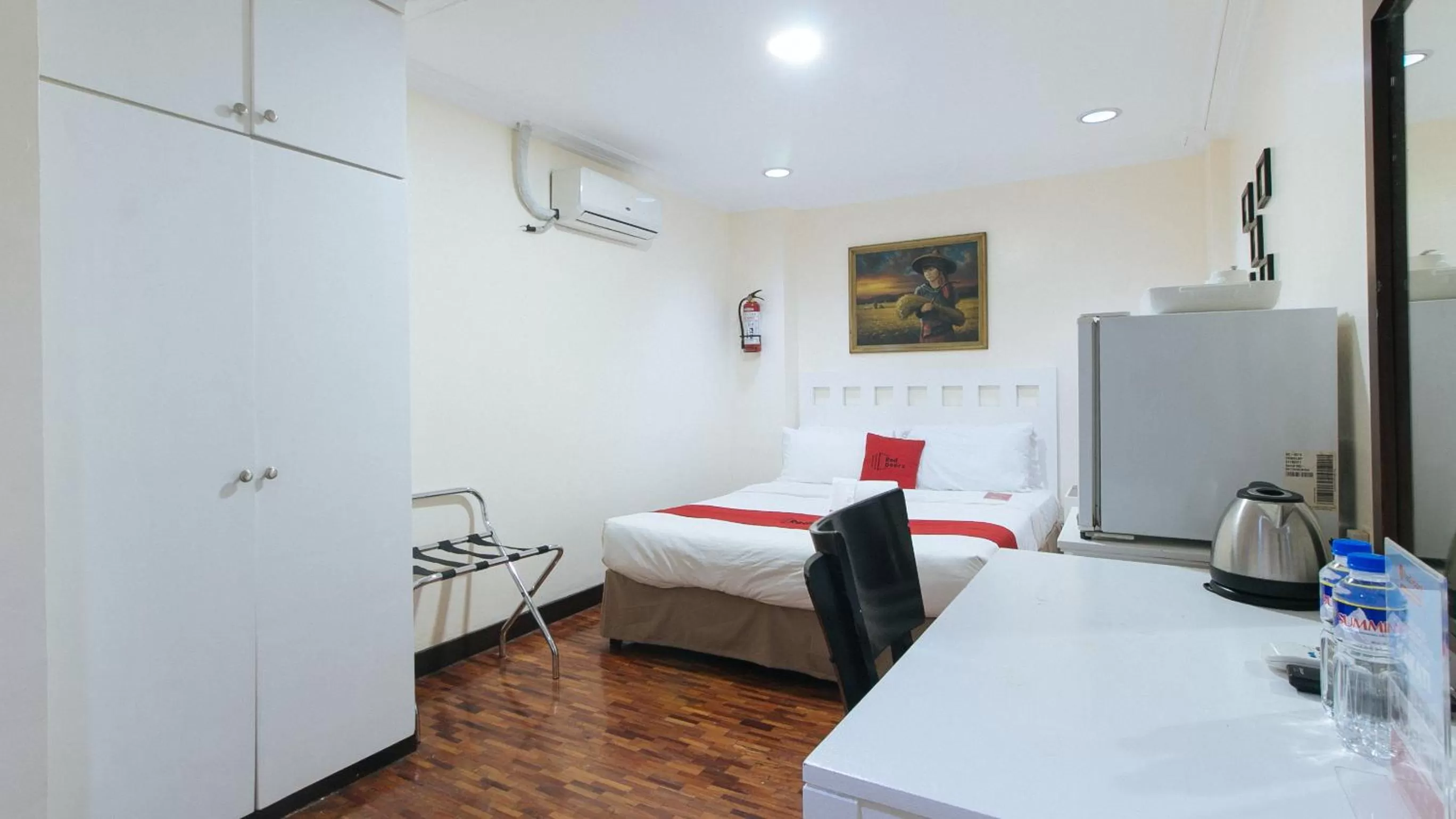 Bedroom in RedDoorz Premium near Greenbelt Makati - Vaccinated Staff