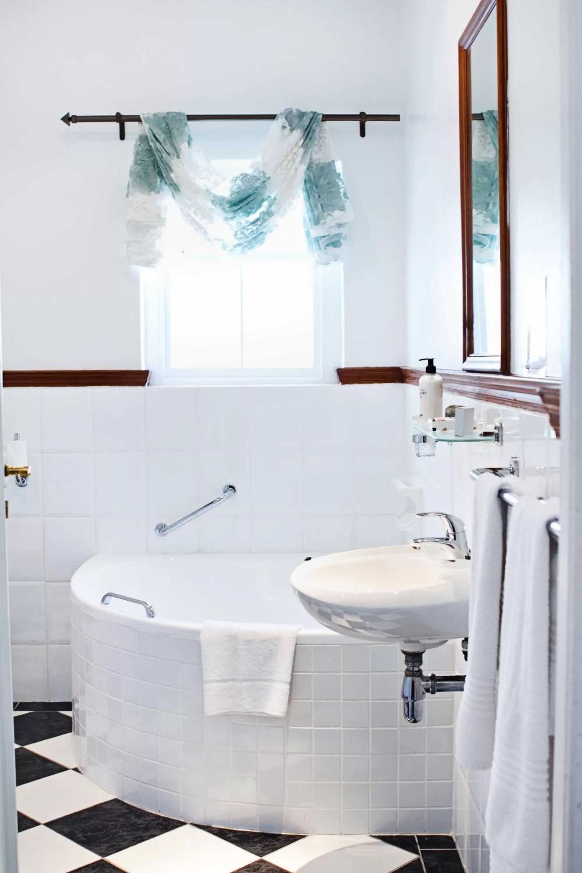 Bathroom in Eendracht Hotel