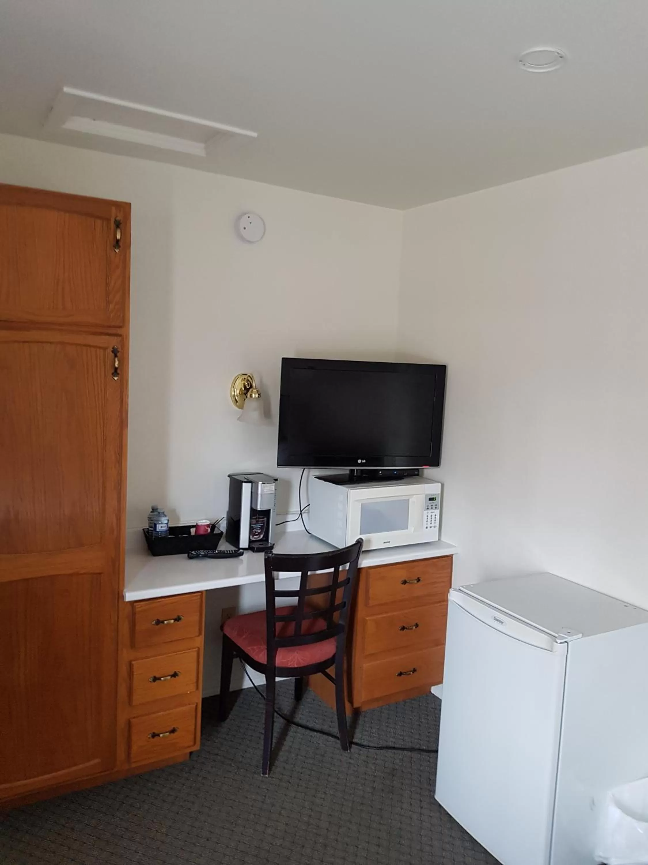 Covered Bridge Inn & Suites