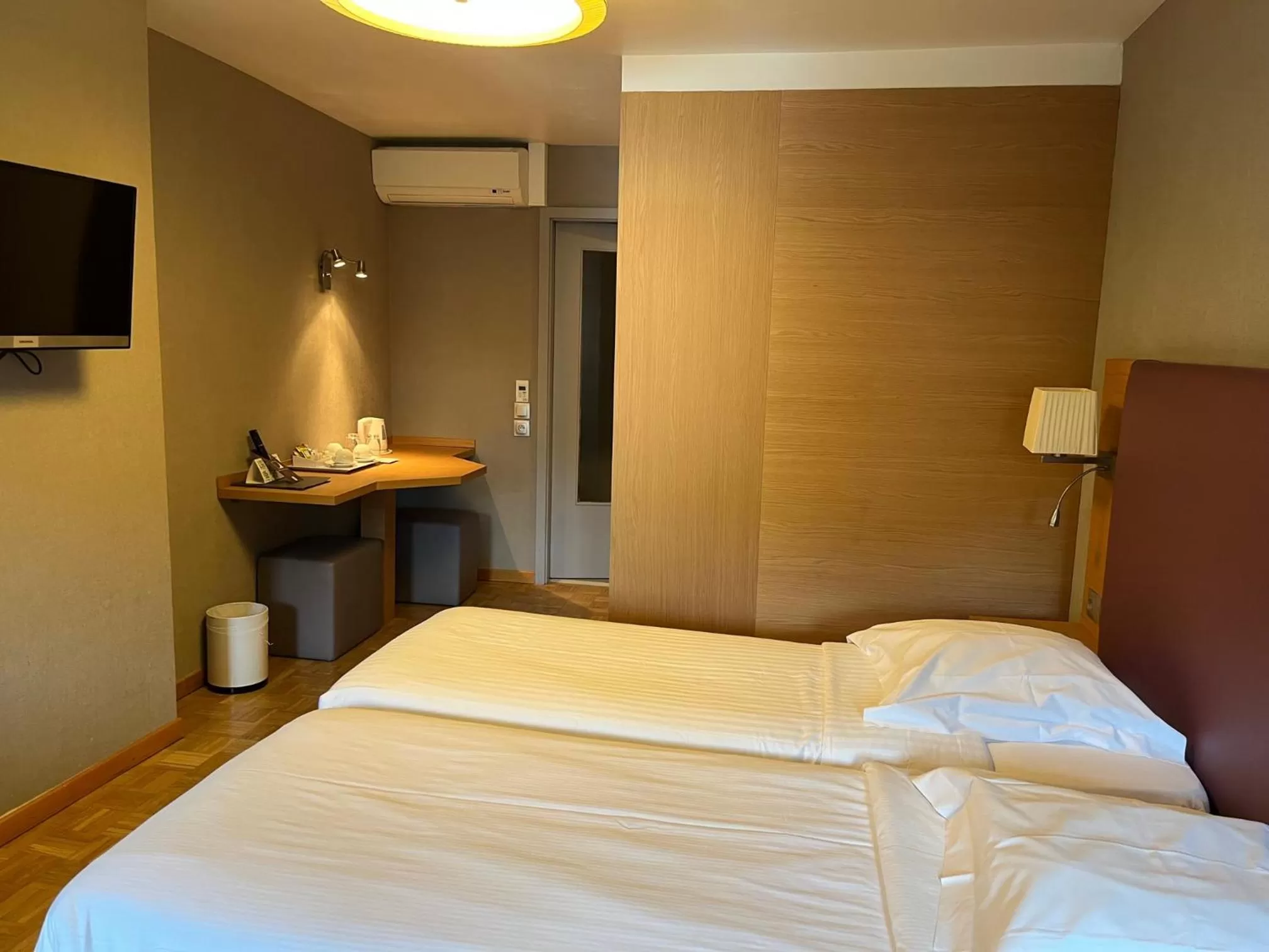 Bed in Logis Hôtel Restaurant Au Cerf d'Or