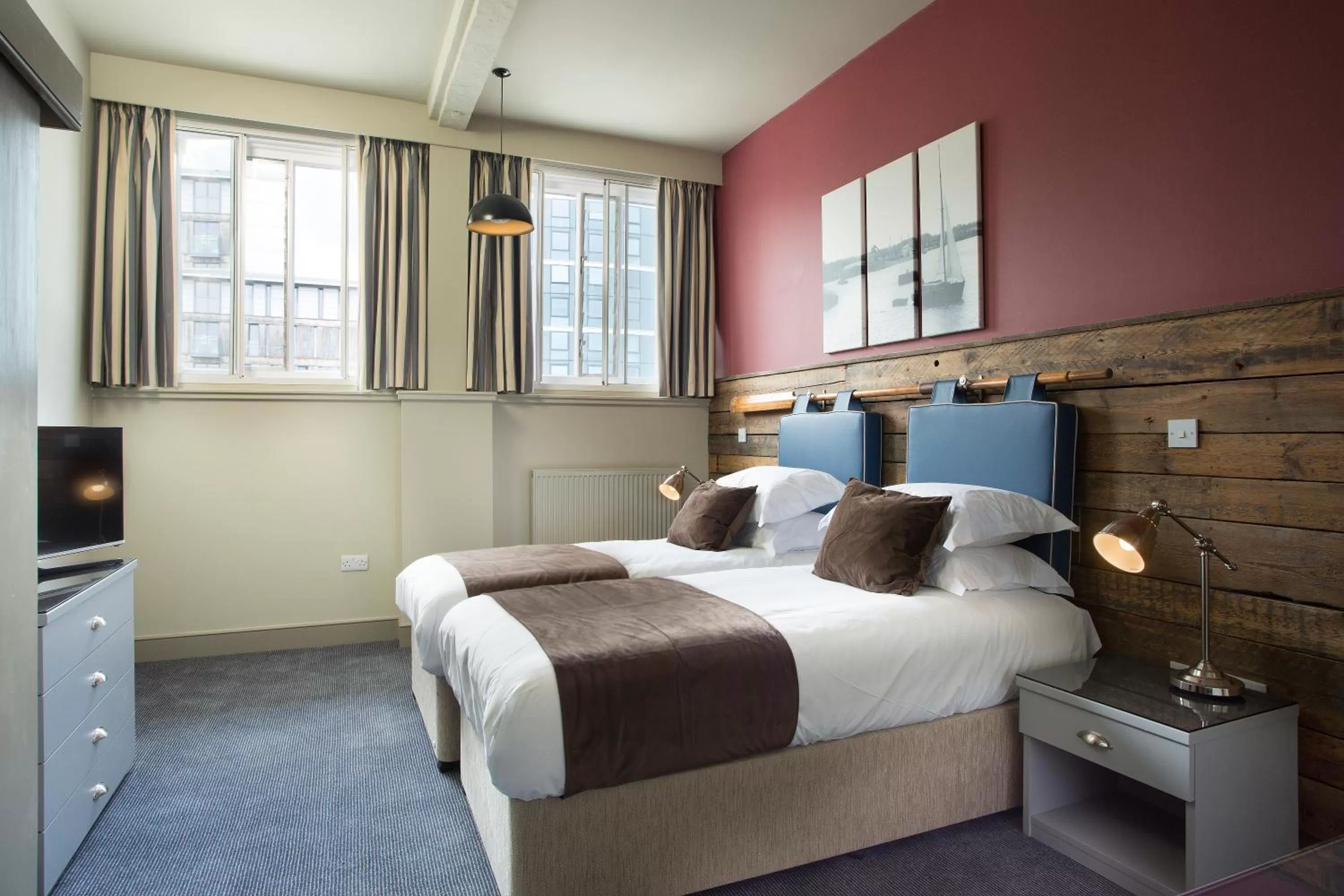 Photo of the whole room, Bed in The Ship & Trades