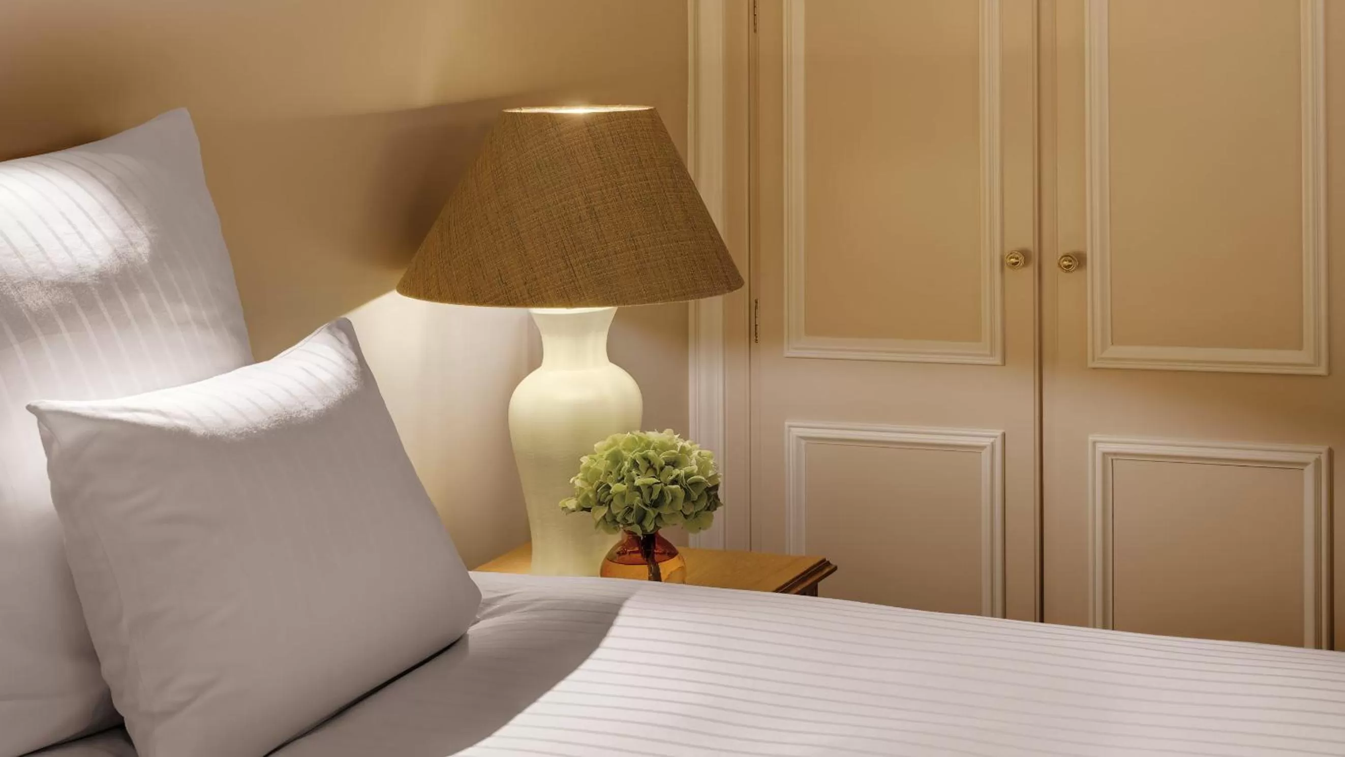 Decorative detail, Bed in Excelsior by Geisel