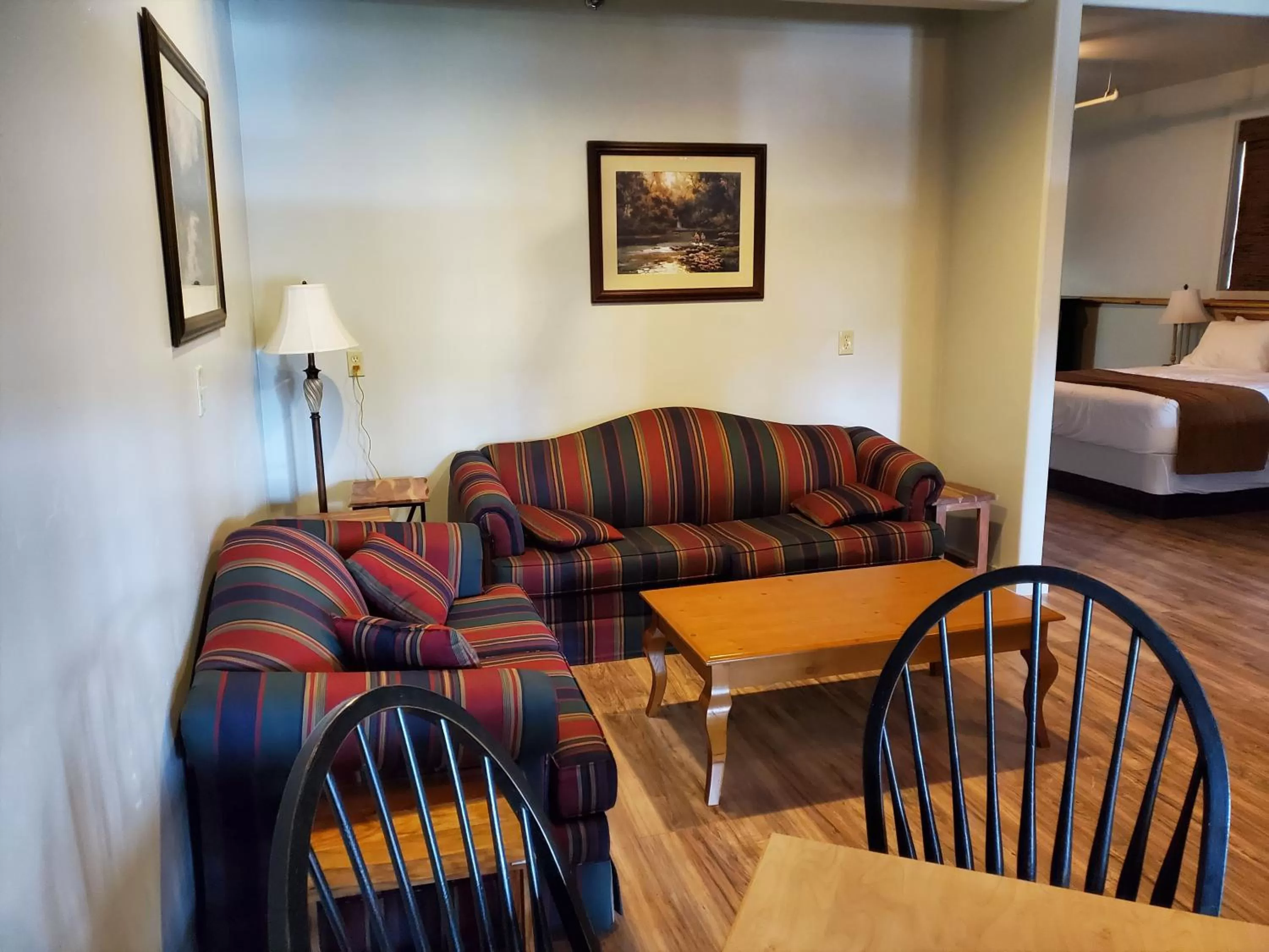 Seating area, Bed in Buffalo Lodge of Bigfork